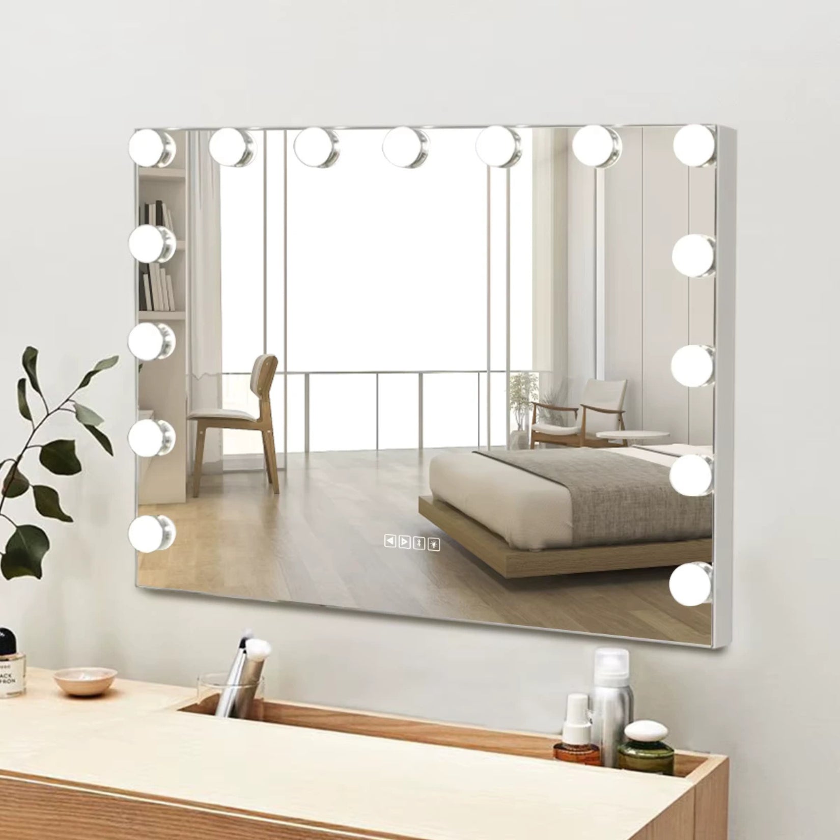 Miroir à maquillage lumineux installé dans une chambre moderne avec lumière LED.