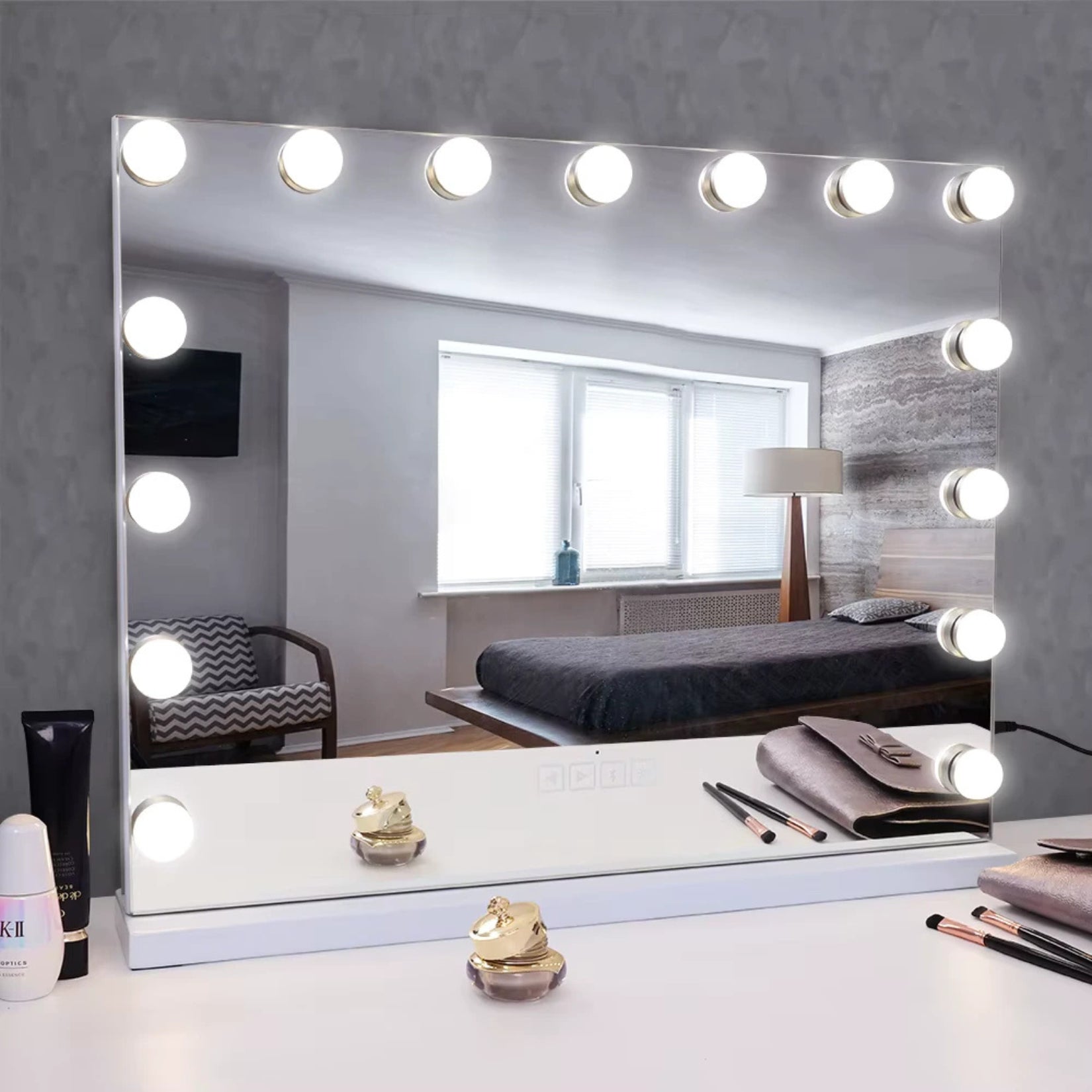 Miroir à maquillage lumineux pouvant être installé sur table ou fixé au mur pour une coiffeuse élégante.