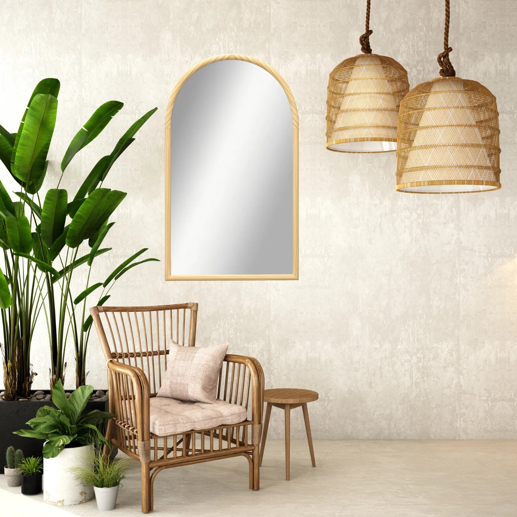 Décoration bohème avec miroir arche bois, suspensions en osier et fauteuil naturel.