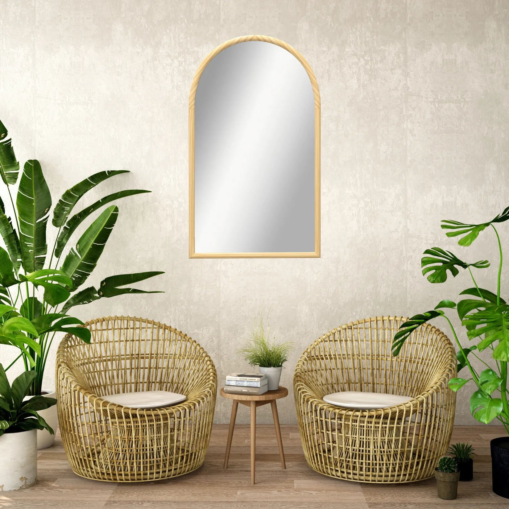 Ambiance scandinave végétale avec miroir arche bois et fauteuils en rotin arrondis.