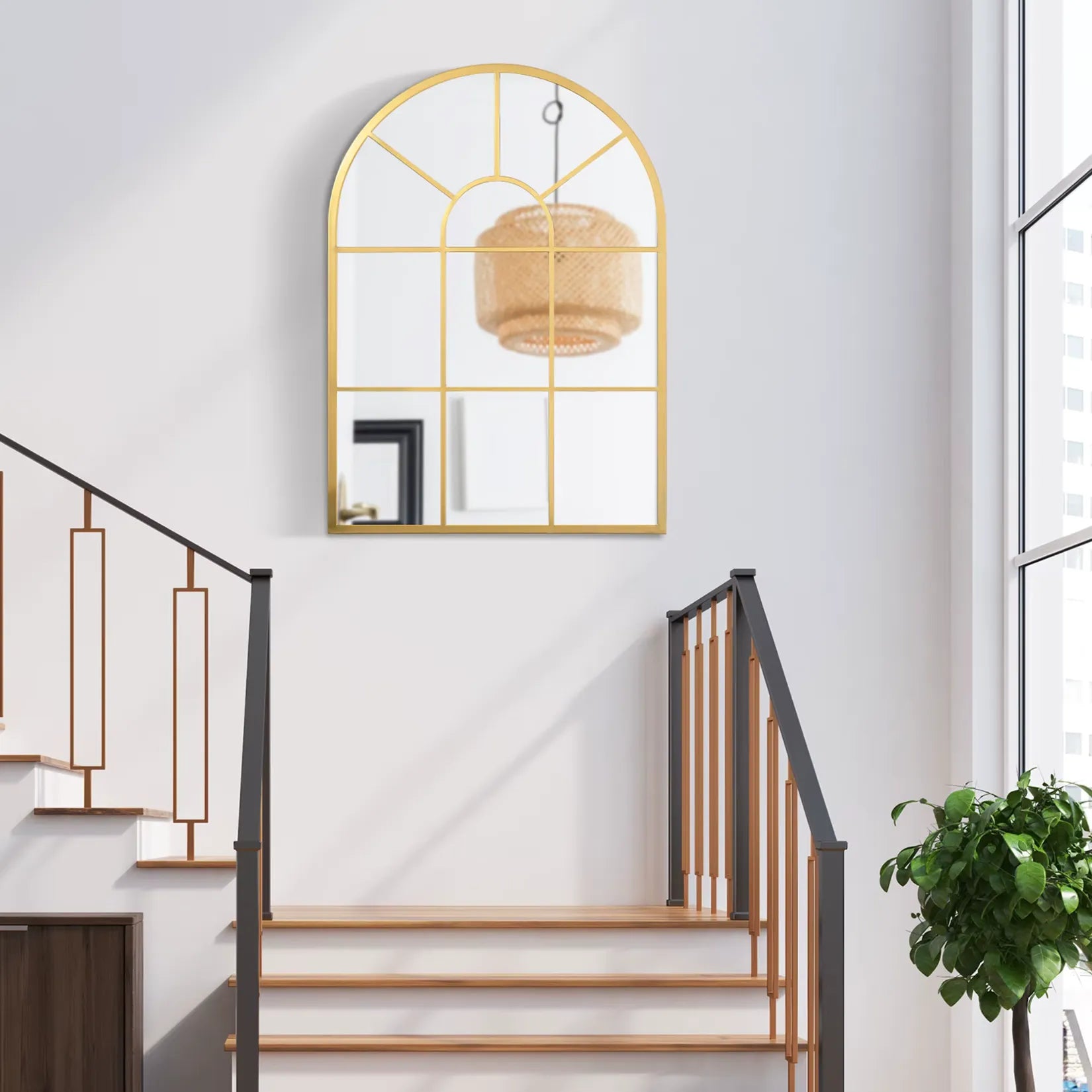 Miroir Arche Doré 50x70 suspendu dans une montée d’escalier moderne.