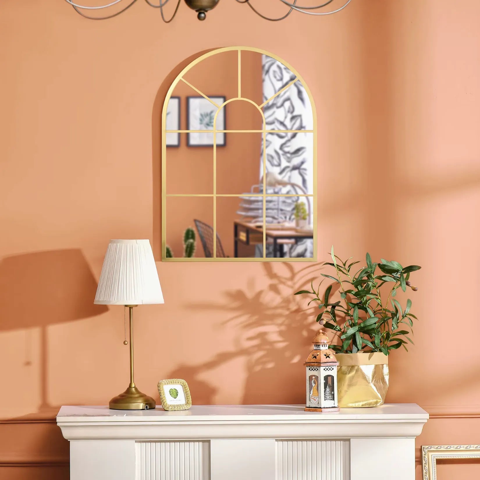 Miroir Arche Doré 50x70 cm sur un mur couleur pêche avec déco naturelle.