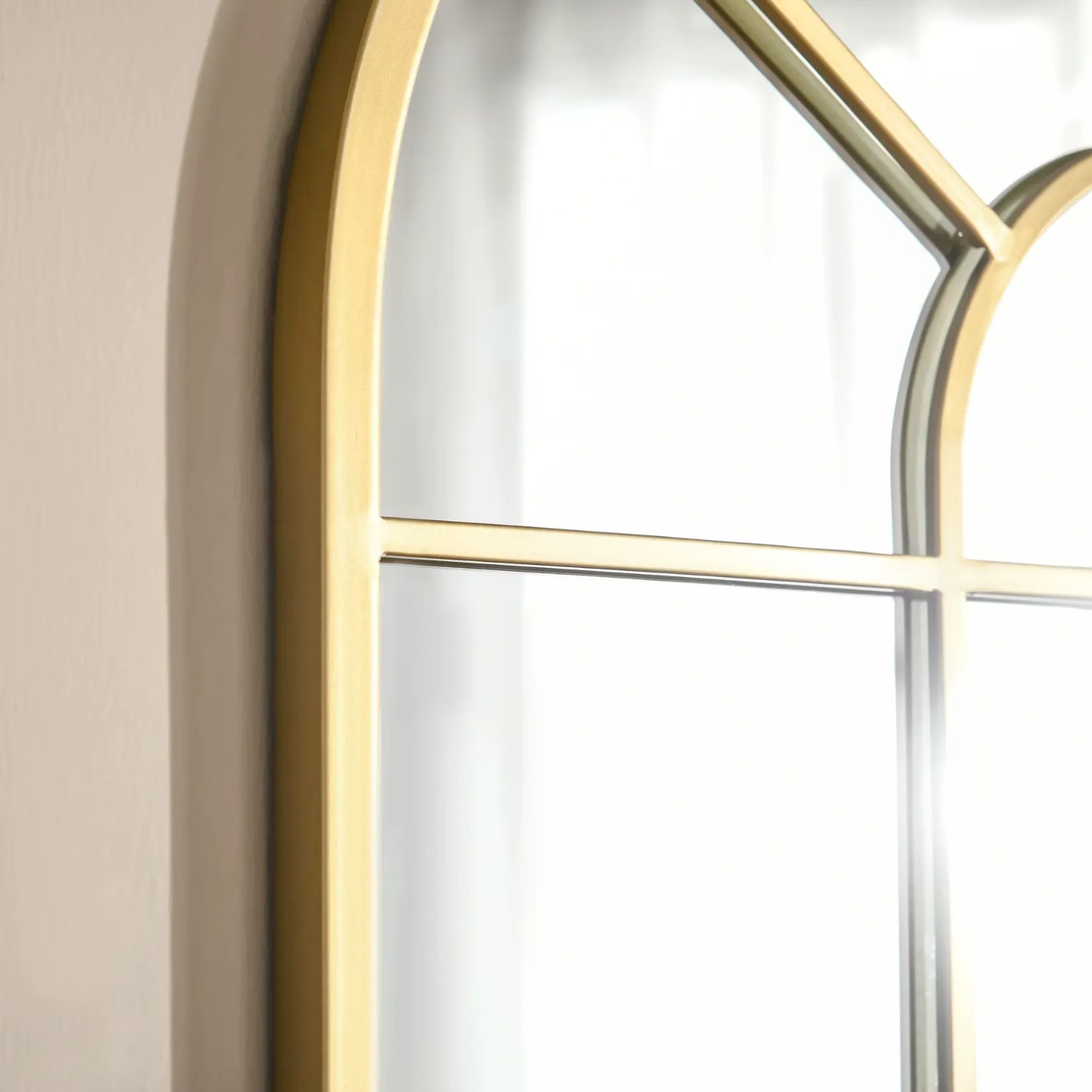 Détail du cadre métal doré du Miroir Arche 50x70 cm en gros plan.