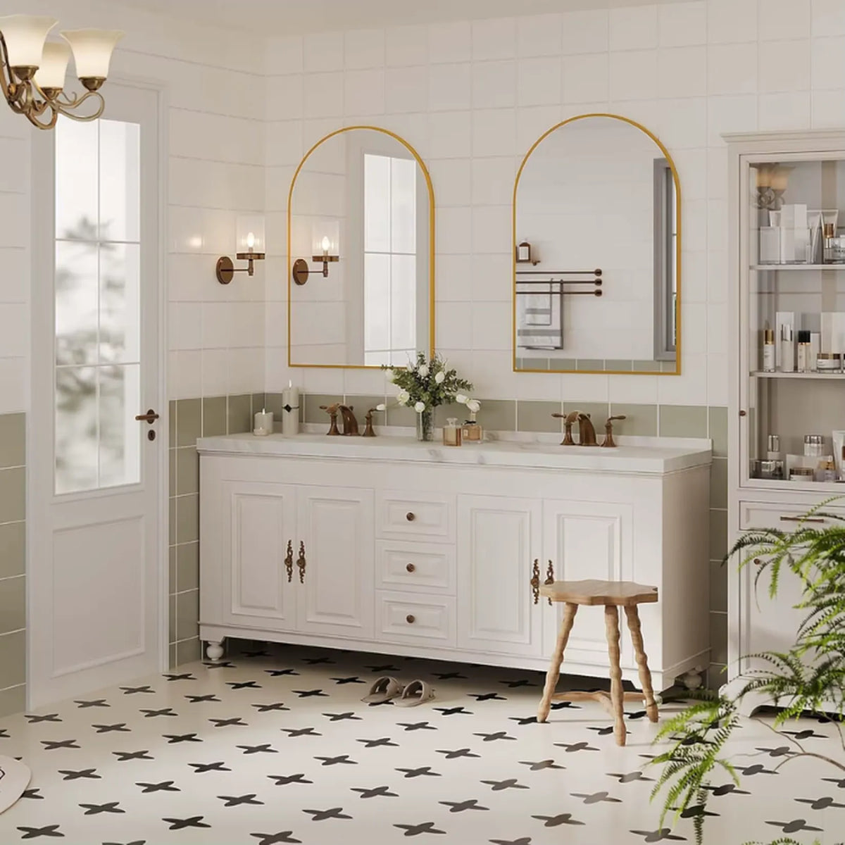 Deux miroirs arche dorés au-dessus d'une double vasque de salle de bain.