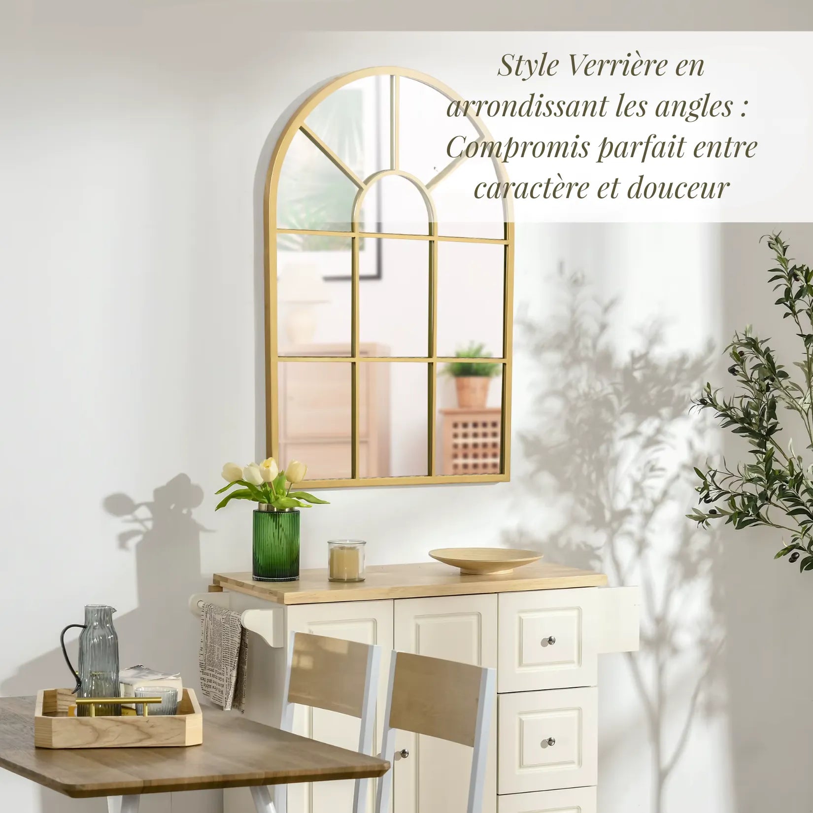 Miroir Arche Doré installé sur mur blanc dans une cuisine lumineuse.