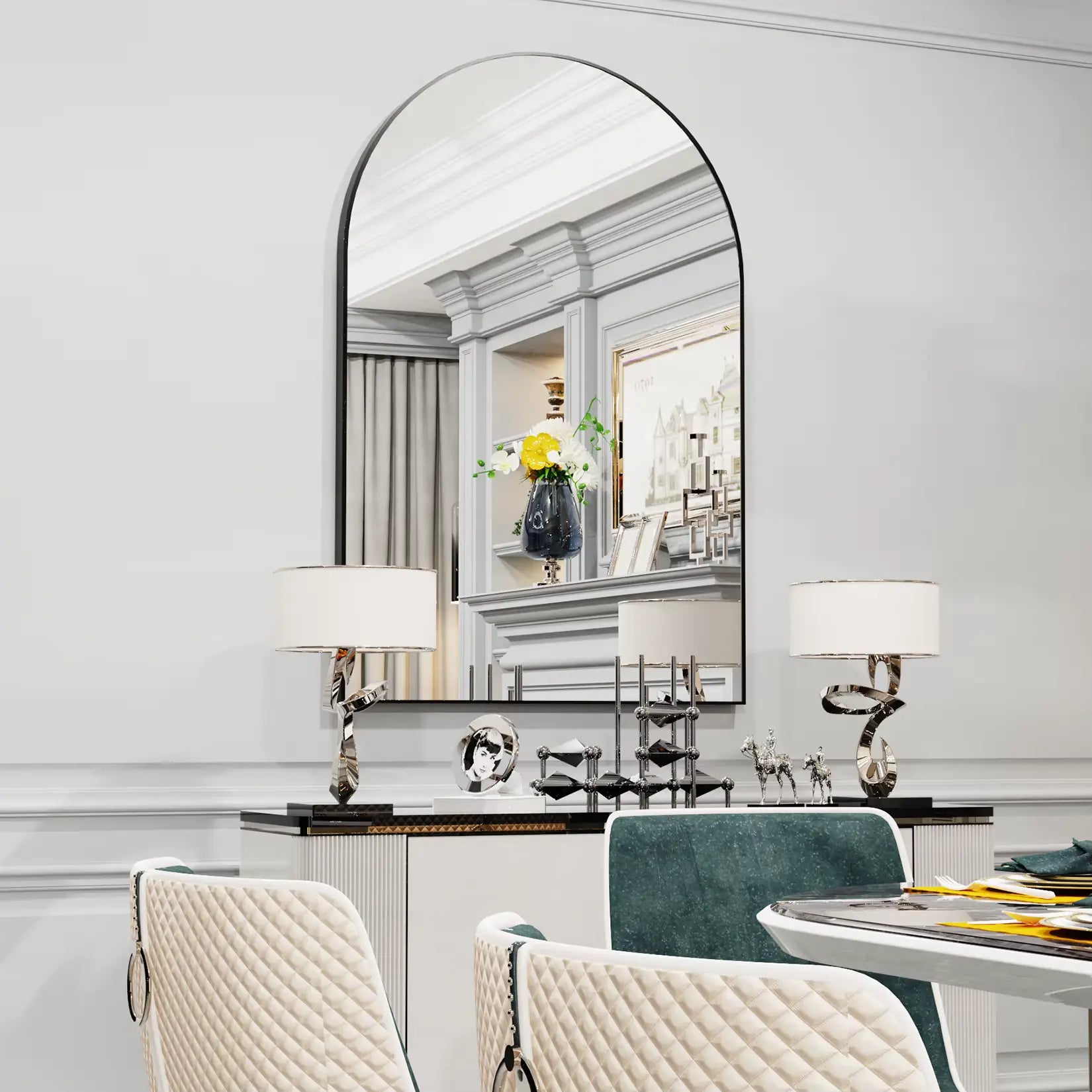 Miroir Arche noir de grande taille apportant élégance dans une salle à manger design.