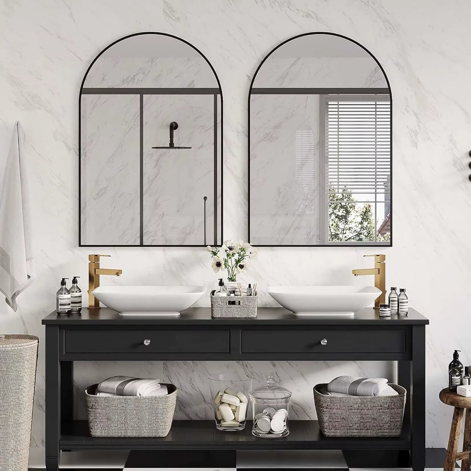Paire de miroirs arche noir au-dessus d'une double vasque de salle de bain.