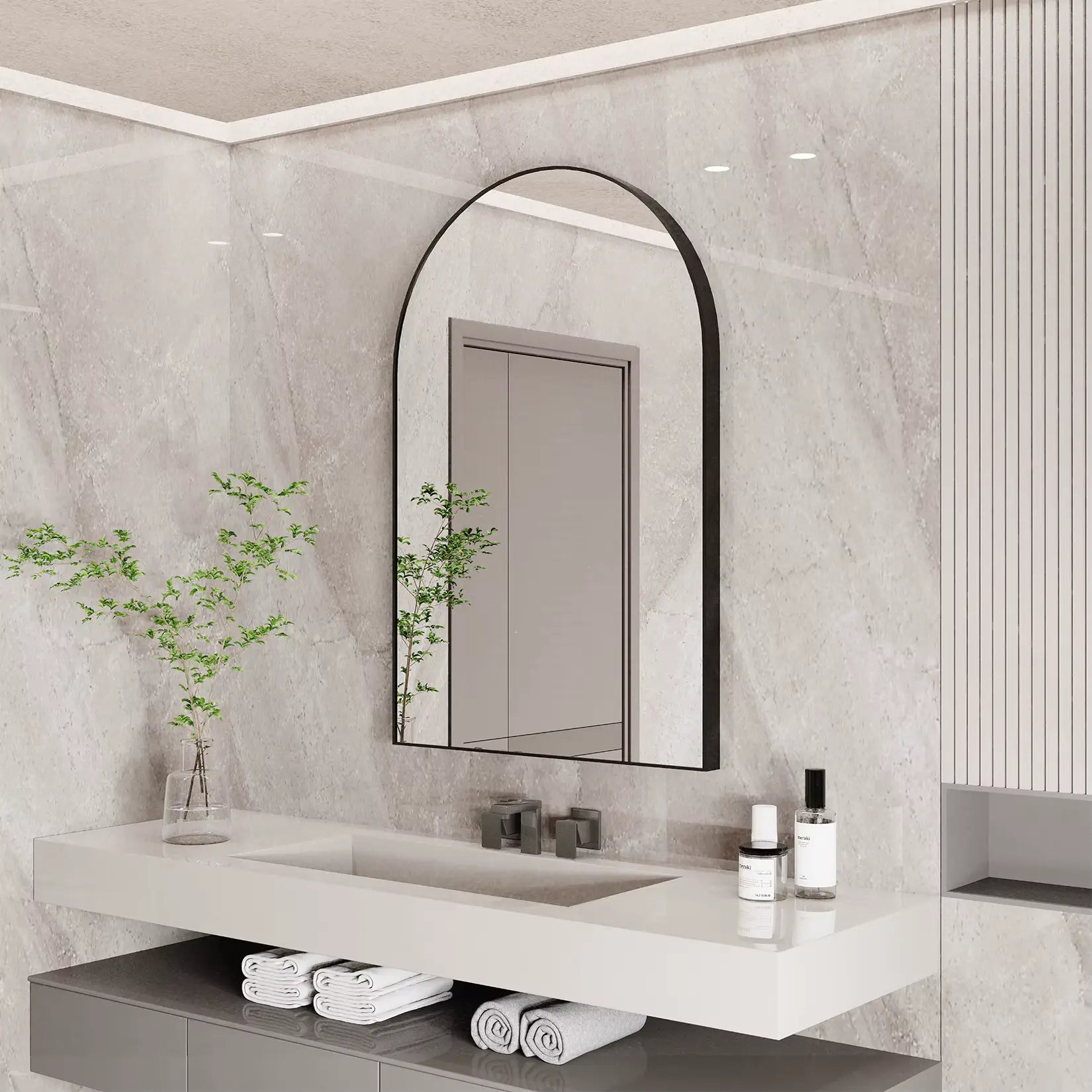 Miroir Arche rectangulaire arrondi installé dans une salle de bain moderne en marbre.