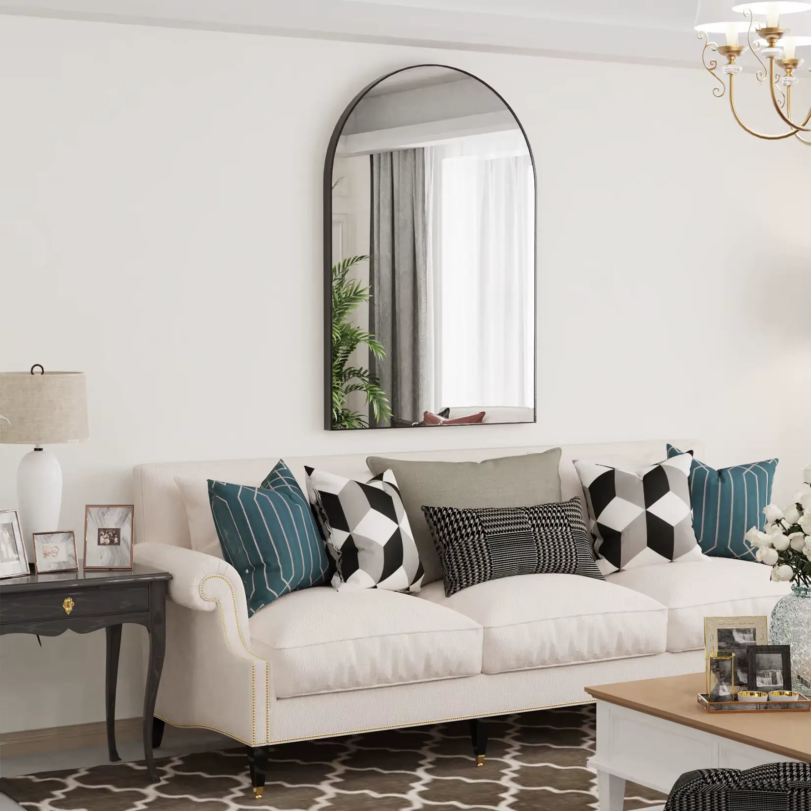 Miroir Arche noir suspendu au-dessus d’un canapé dans un salon contemporain.