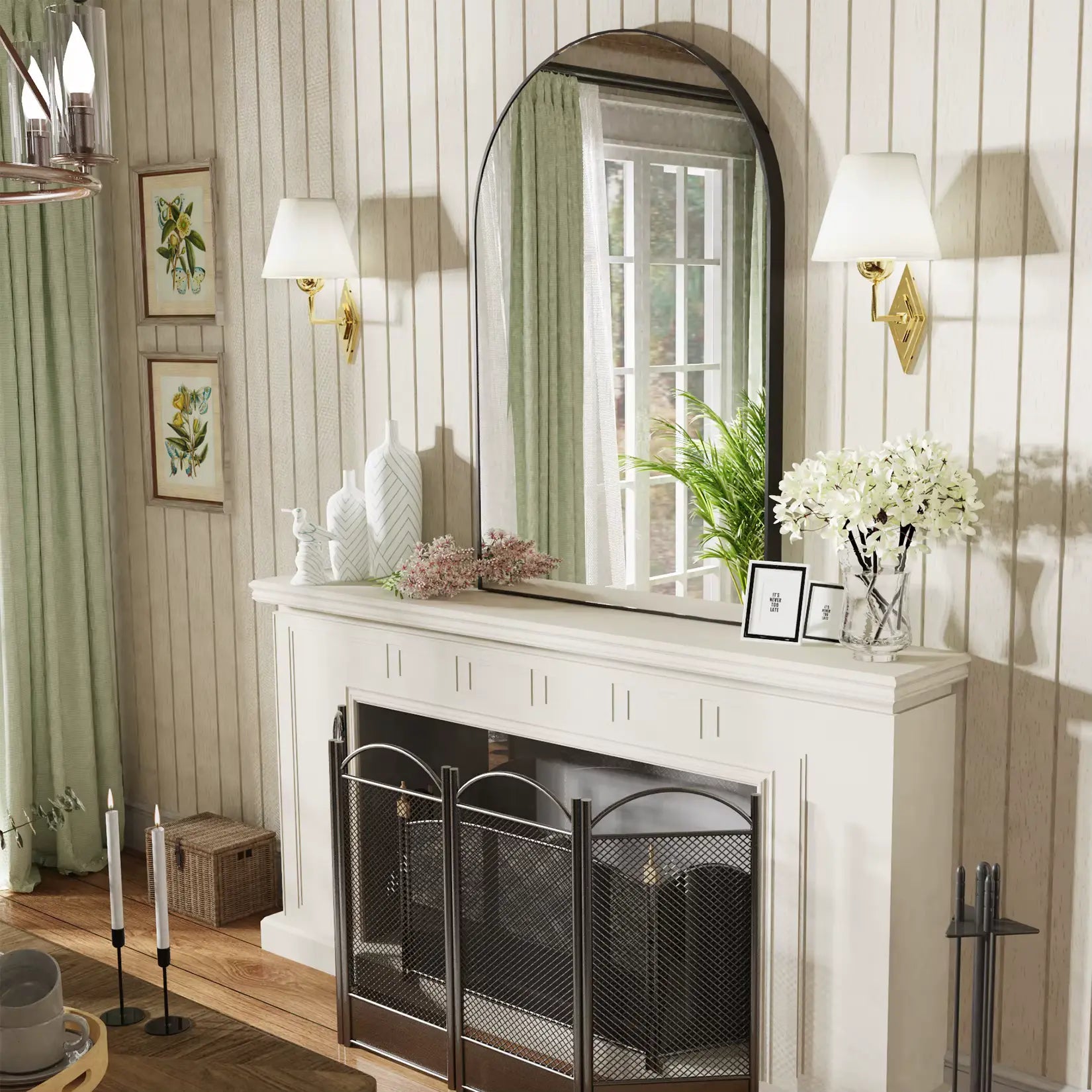 Miroir Arche au cadre noir installé dans un salon lumineux au-dessus d’une cheminée.