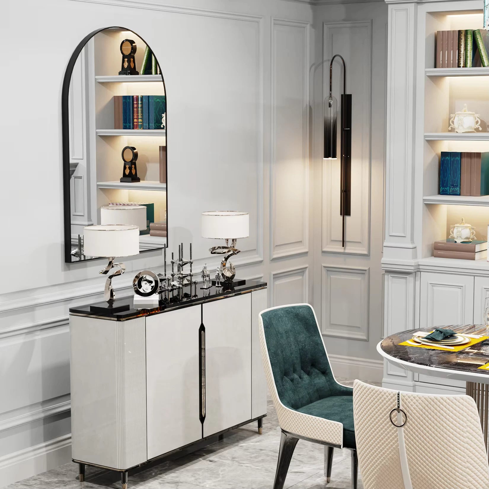 Miroir arqué noir dans une pièce avec bibliothèque et décoration chic.