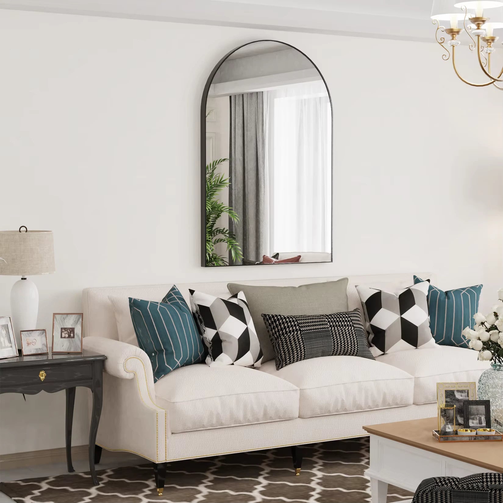 Miroir arqué noir décorant un salon élégant au style contemporain.