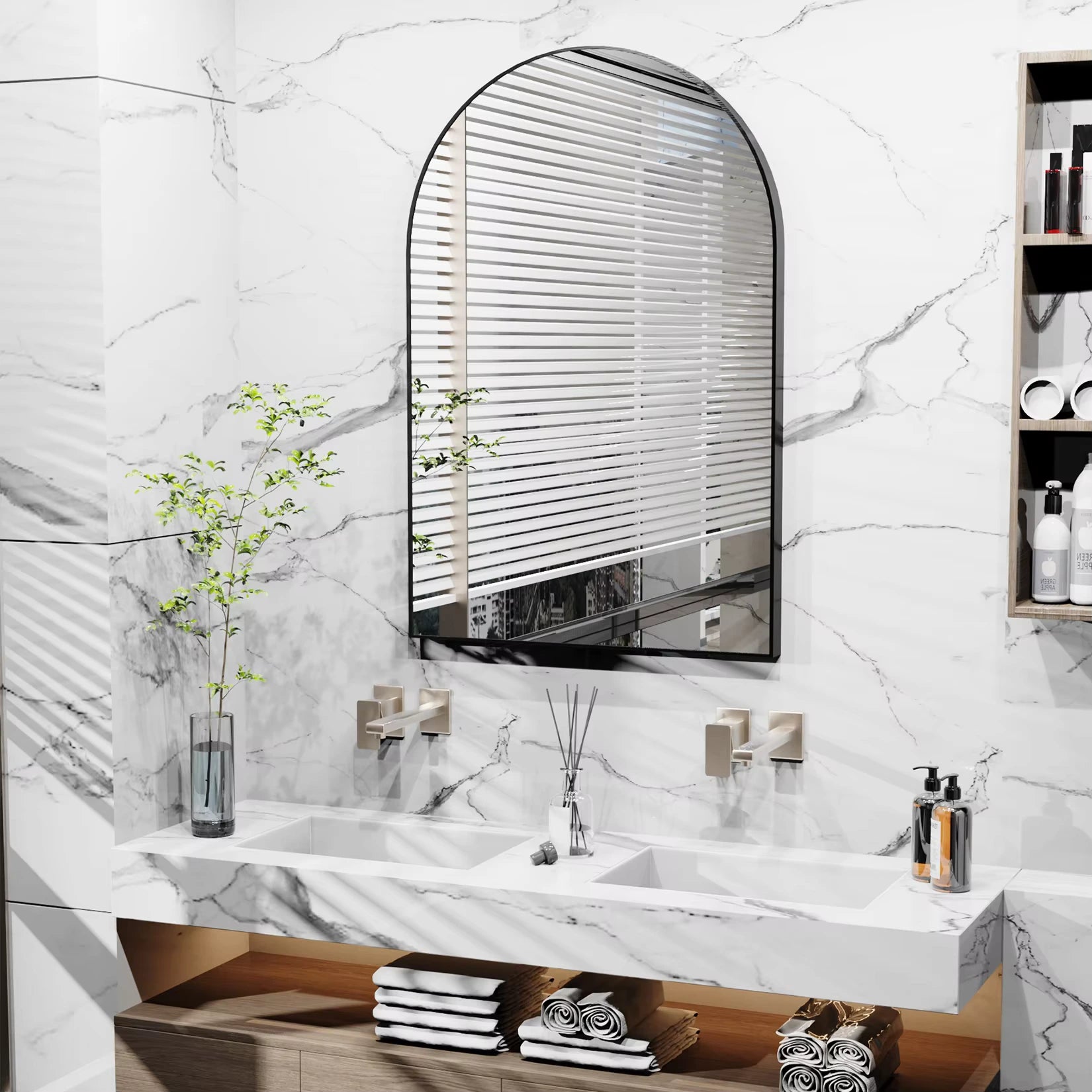 Miroir arqué design avec cadre noir dans une salle de bain aux murs en marbre blanc.