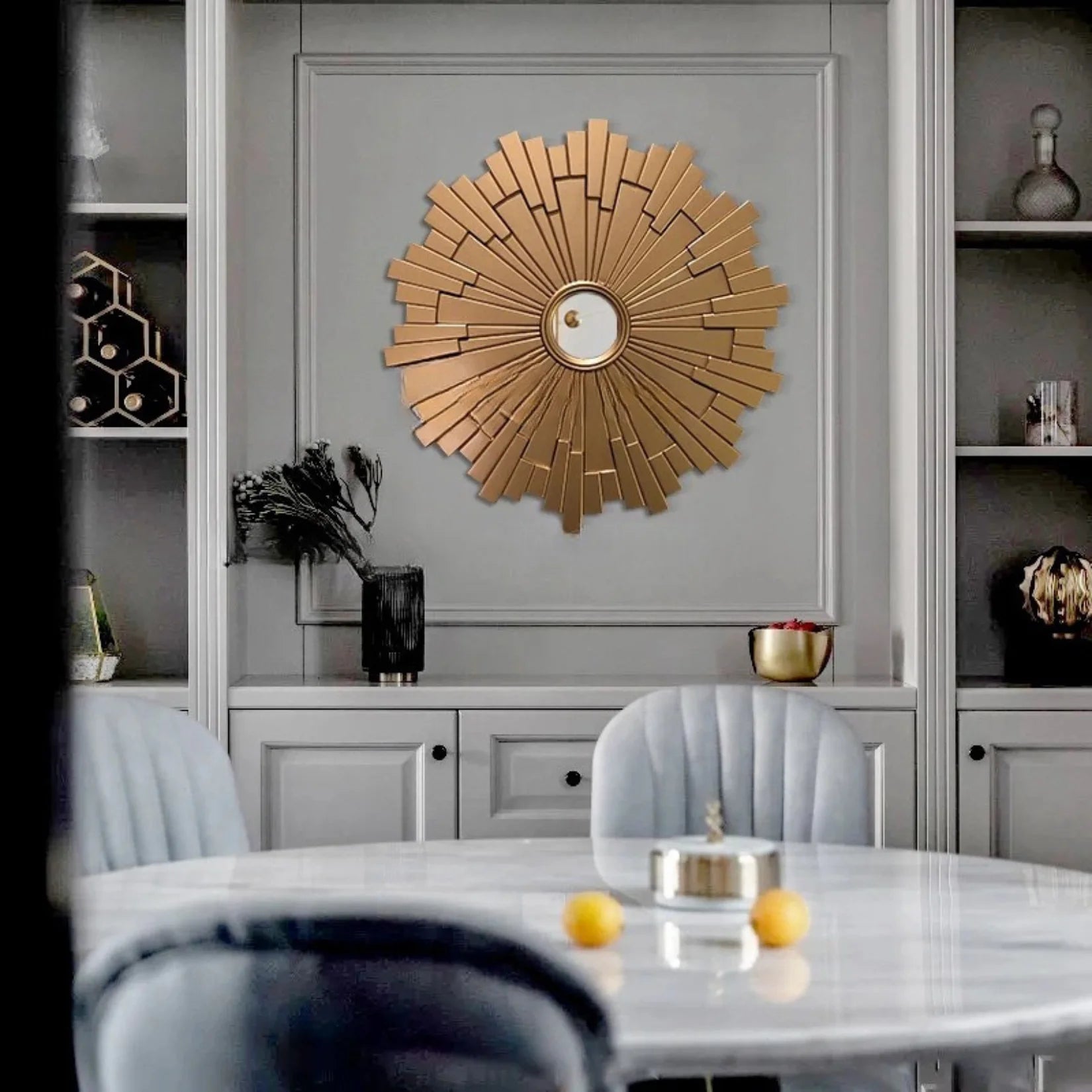 Miroir Art Déco mural dans un intérieur élégant avec buffet.