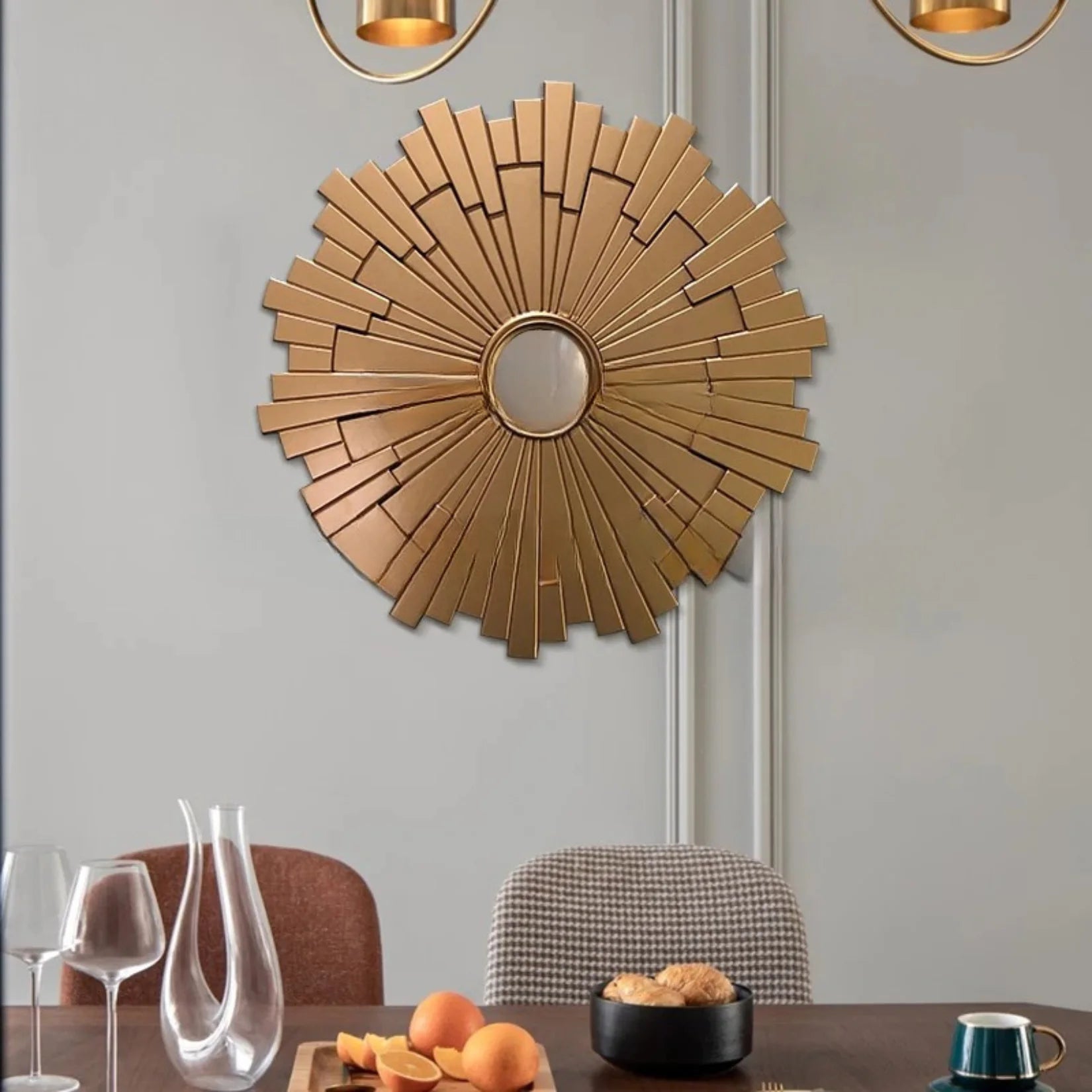 Miroir Art Déco à rayons géométriques dans une salle à manger moderne.
