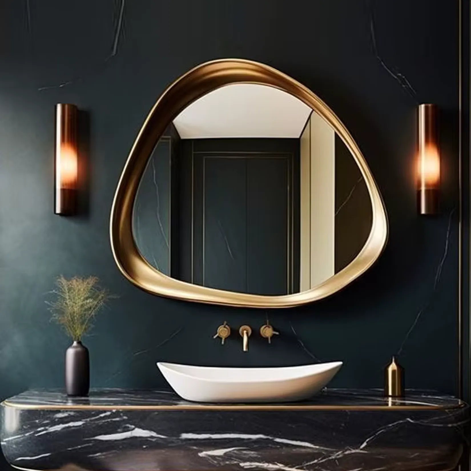 Miroir Art Nouveau Doré L'Ondoyant dans une salle de bain élégante aux murs sombres.