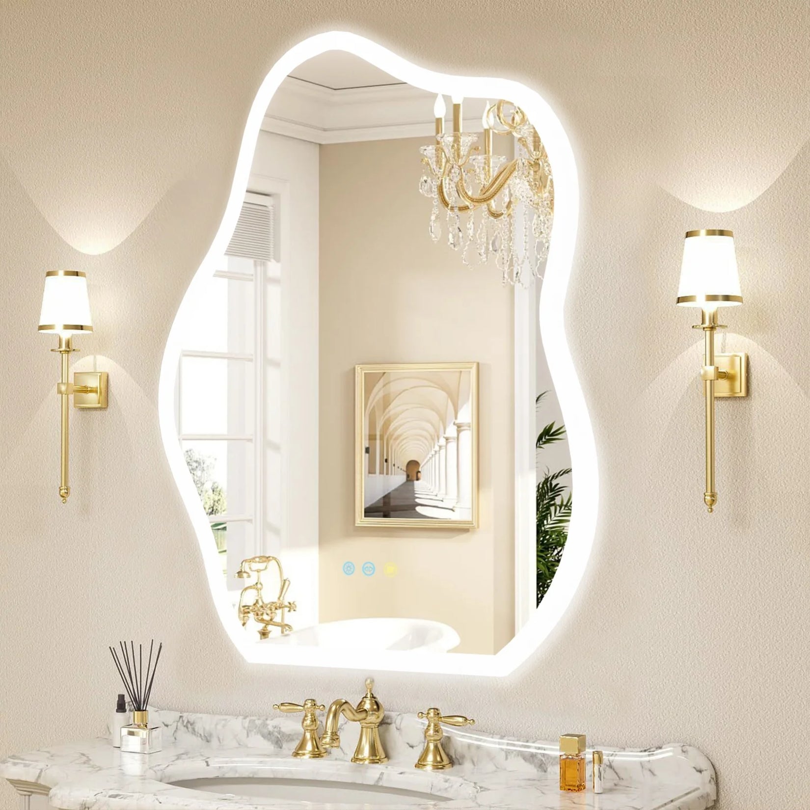 Miroir asymétrique à LED monté dans une salle de bain au style contemporain.