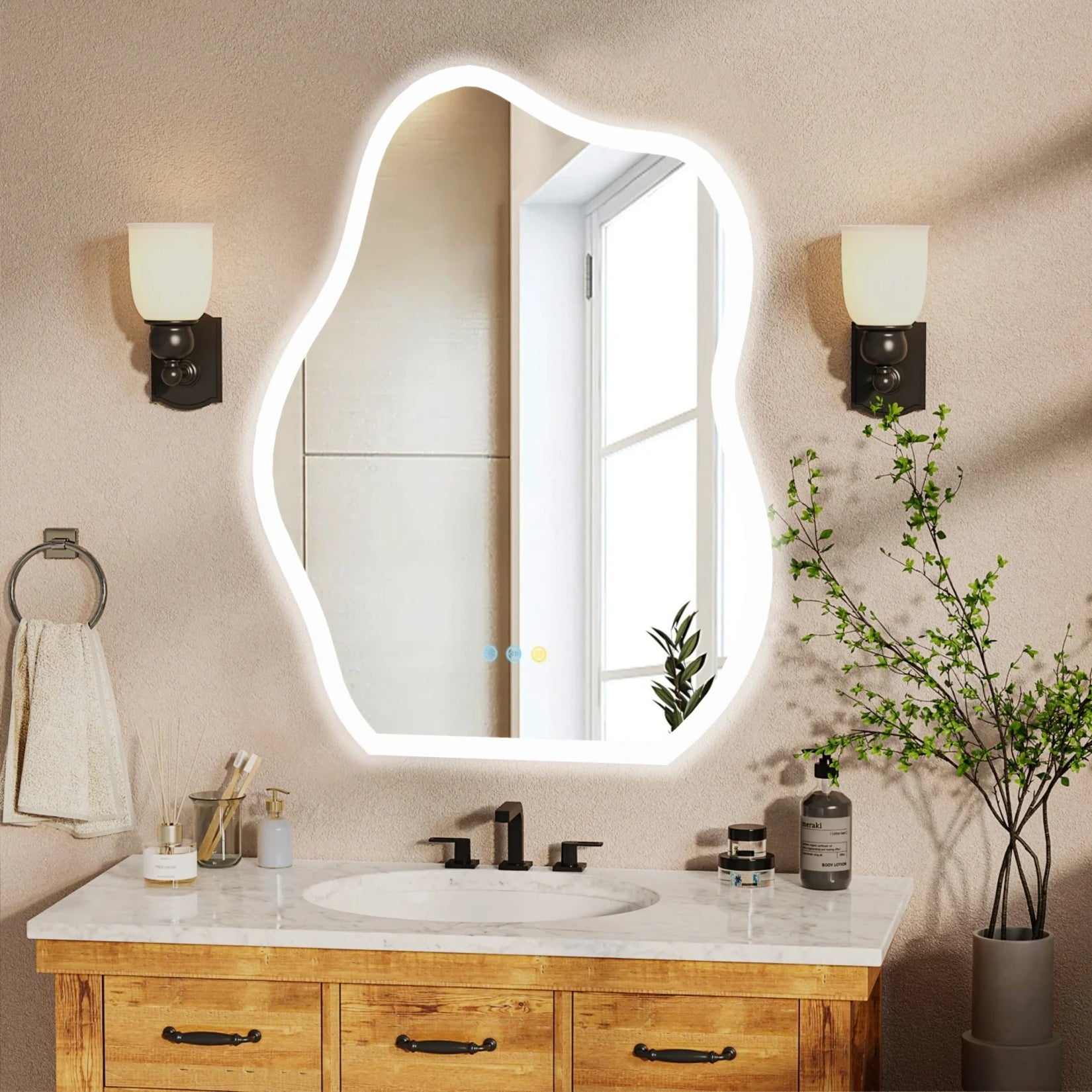 Miroir asymétrique rétroéclairé LED intégré à une salle de bain chaleureuse au style bohème chic.