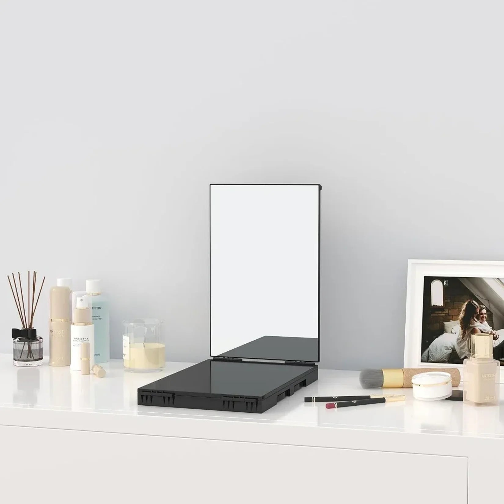 Miroir barbier LED noir posé sur bureau coiffeuse.