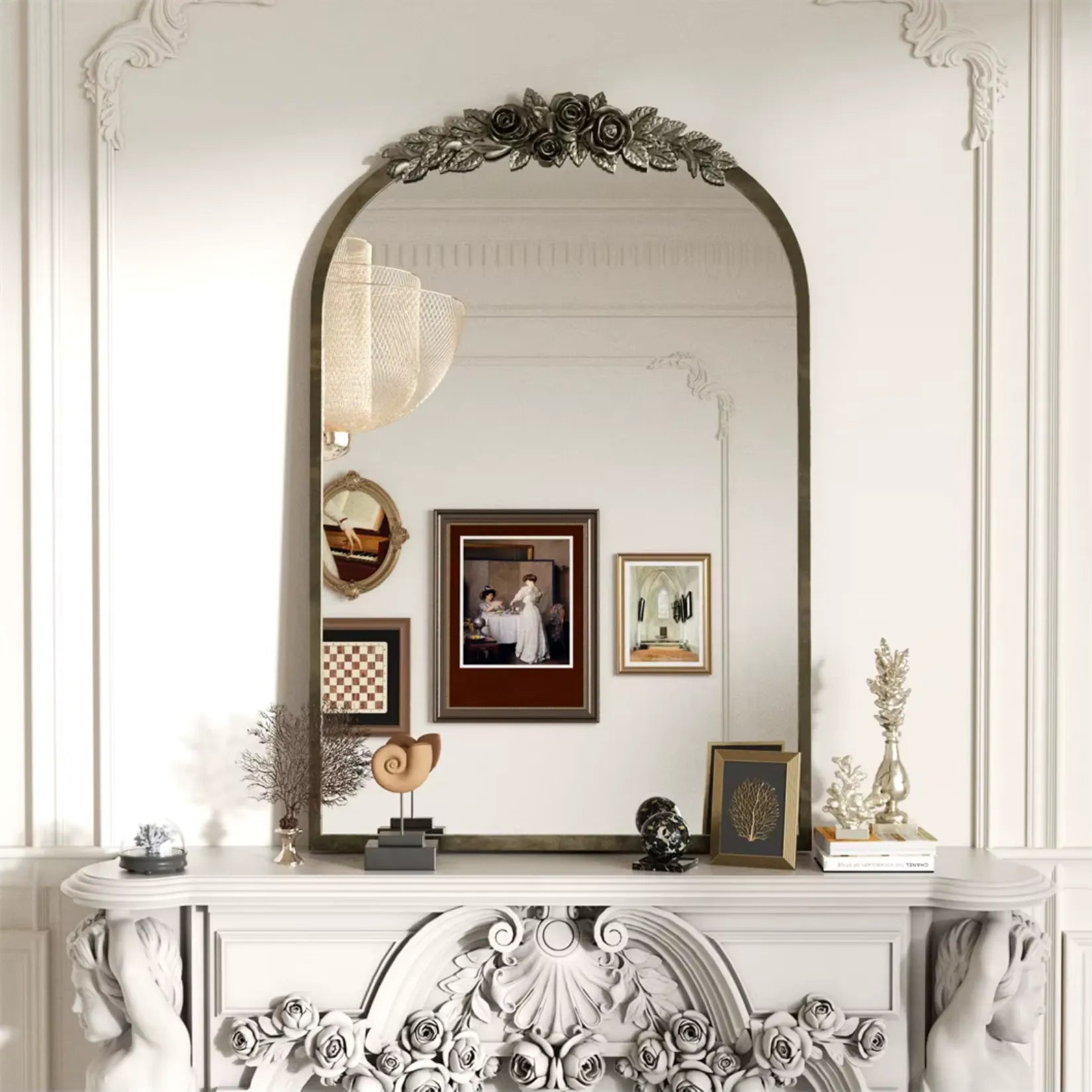 Miroir baroque doré accroché au-dessus d’une cheminée blanche sculptée dans un intérieur de style classique raffiné.