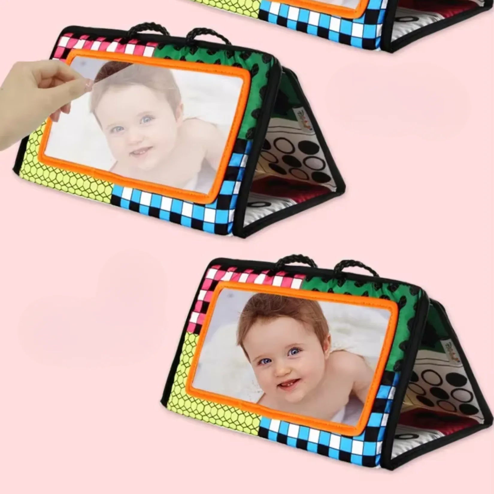 Miroir bébé Montessori pliable avec cadre orange et motifs contrastés.