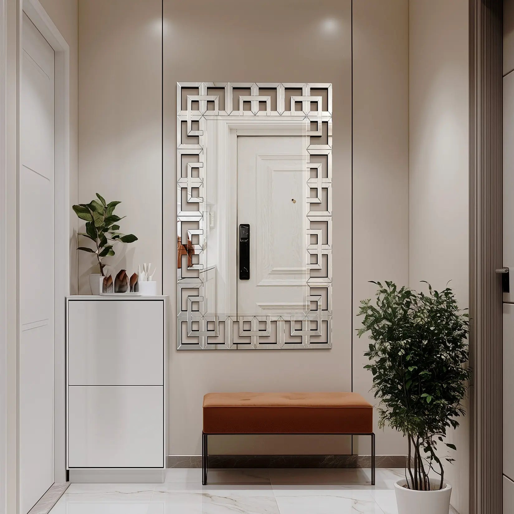 Miroir biseauté rectangulaire dans une entrée moderne avec décoration minimaliste.