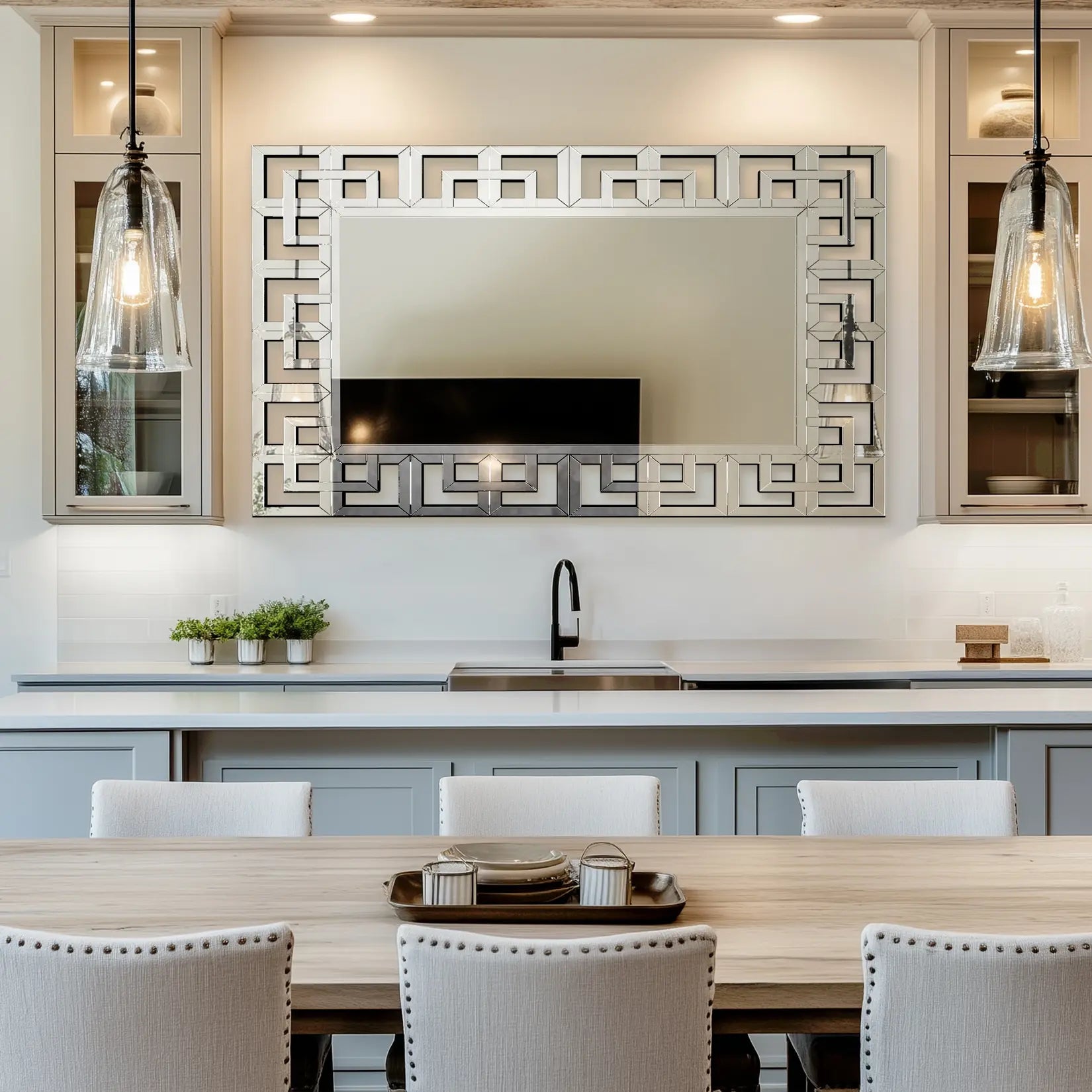 Miroir biseauté rectangulaire mural dans une cuisine moderne.