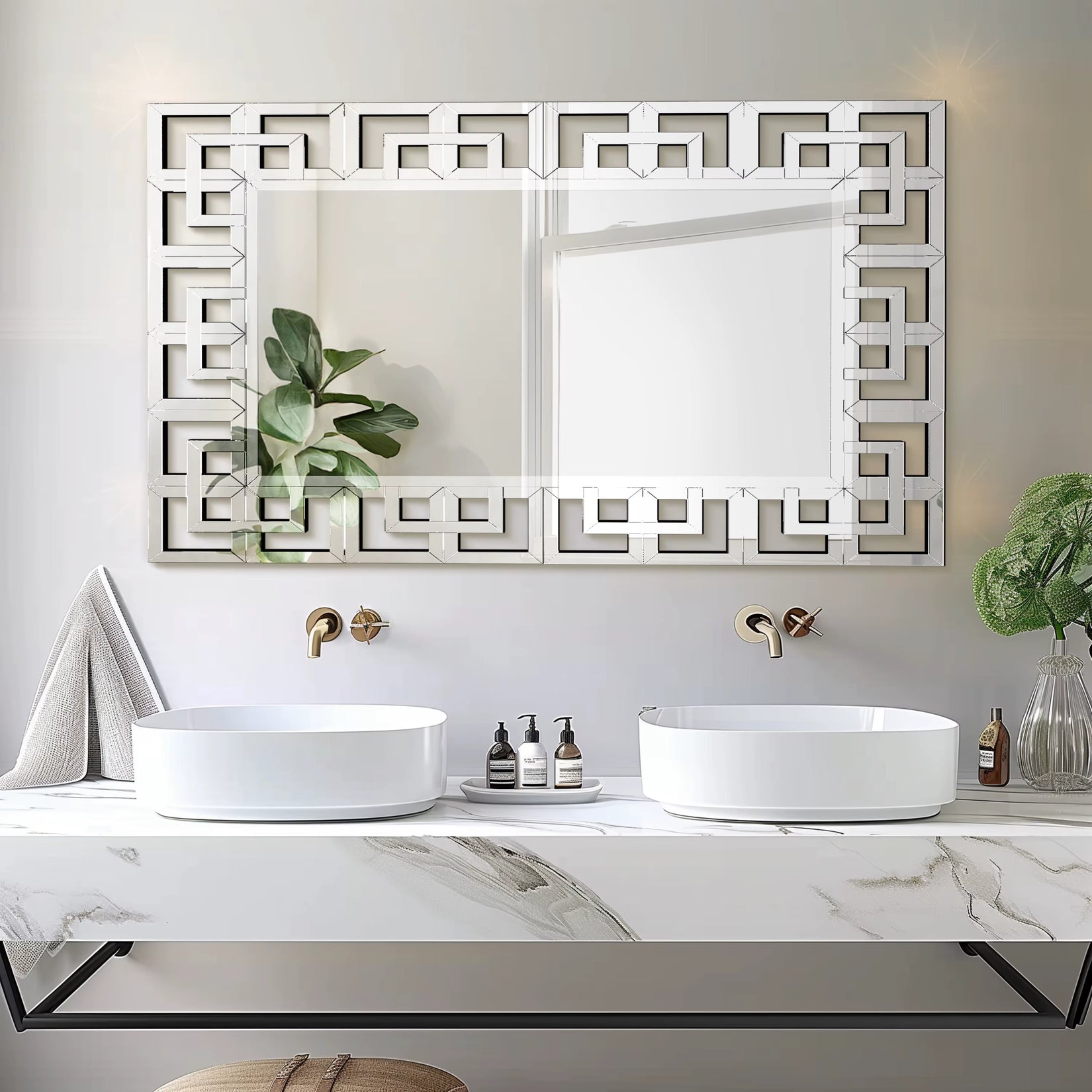 Miroir biseauté rectangulaire dans une salle de bain contemporaine.