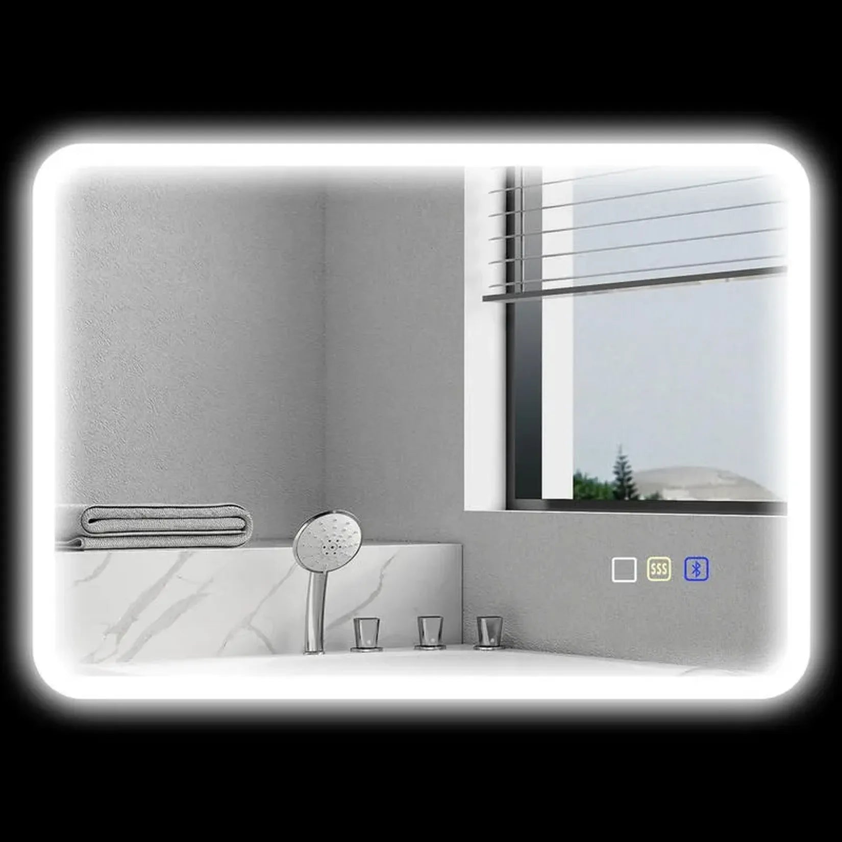 Miroir Bluetooth rétroéclairé dans salle de bain avec baignoire.
