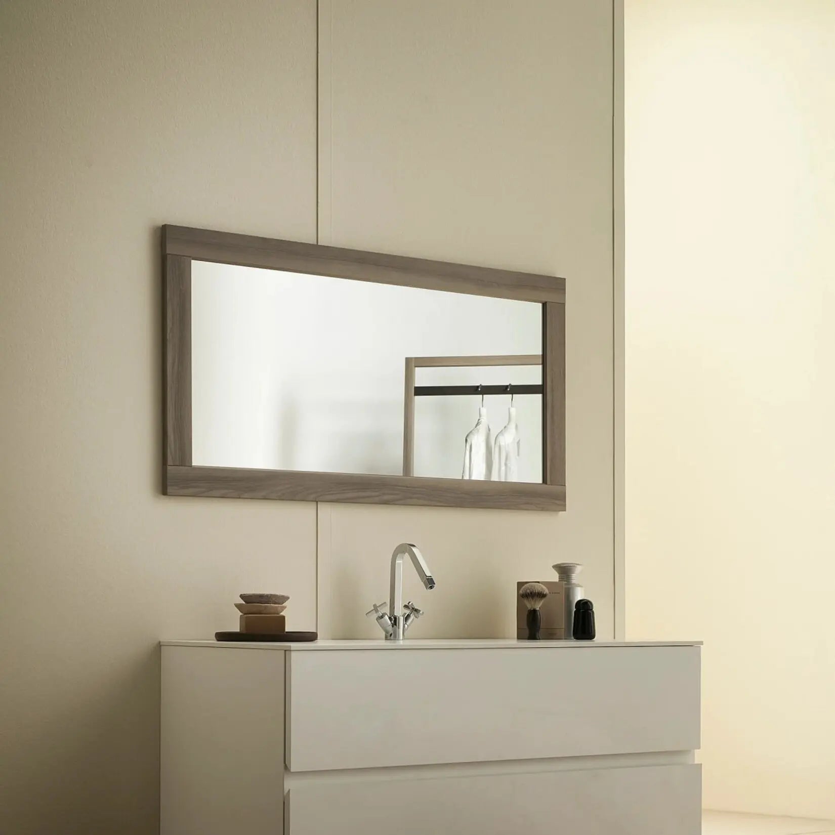 Miroir Bois Brut placé au dessus d'un lavabo dans une salle de bain moderne.