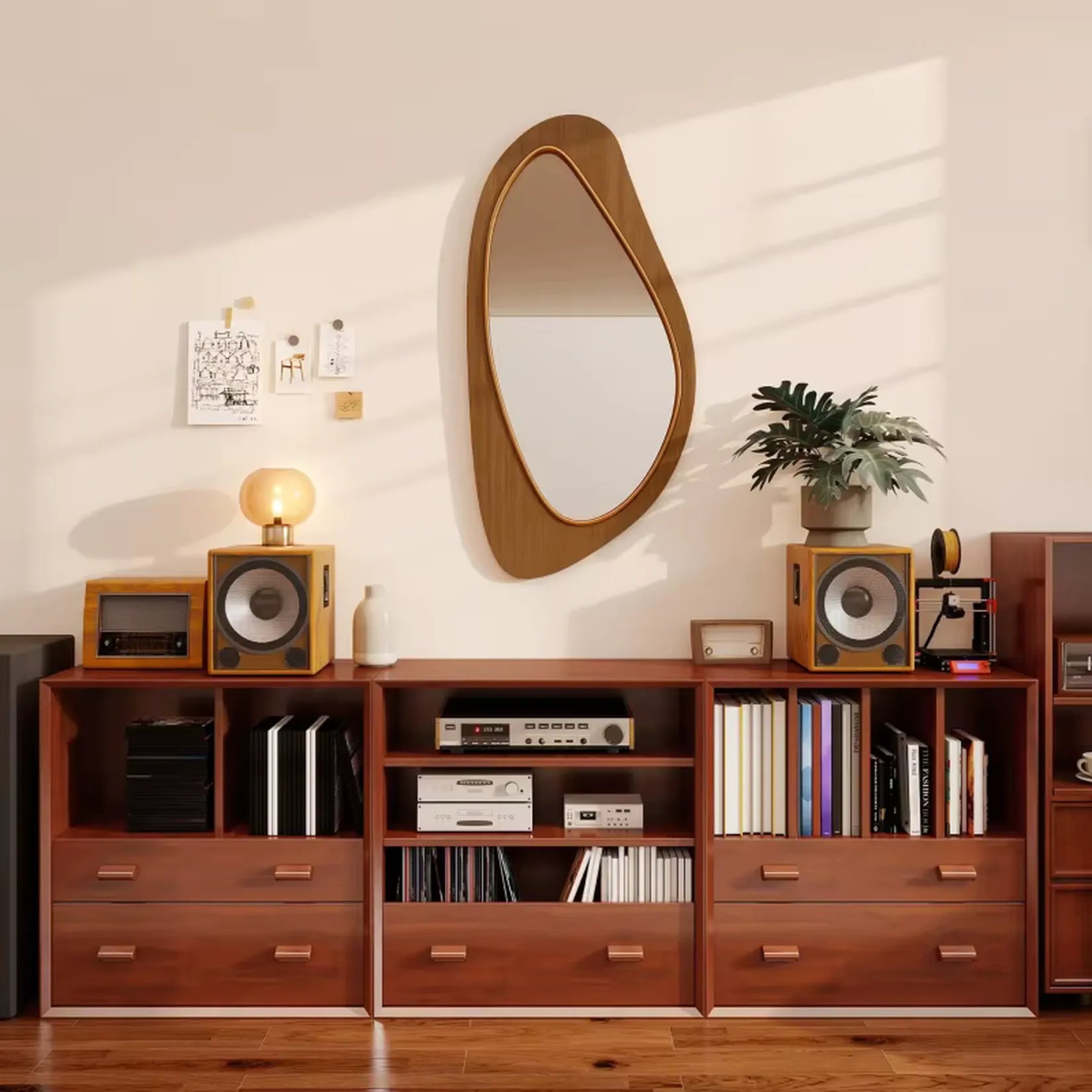 Miroir bois organique dans un salon vintage avec meuble hi-fi et enceintes.
