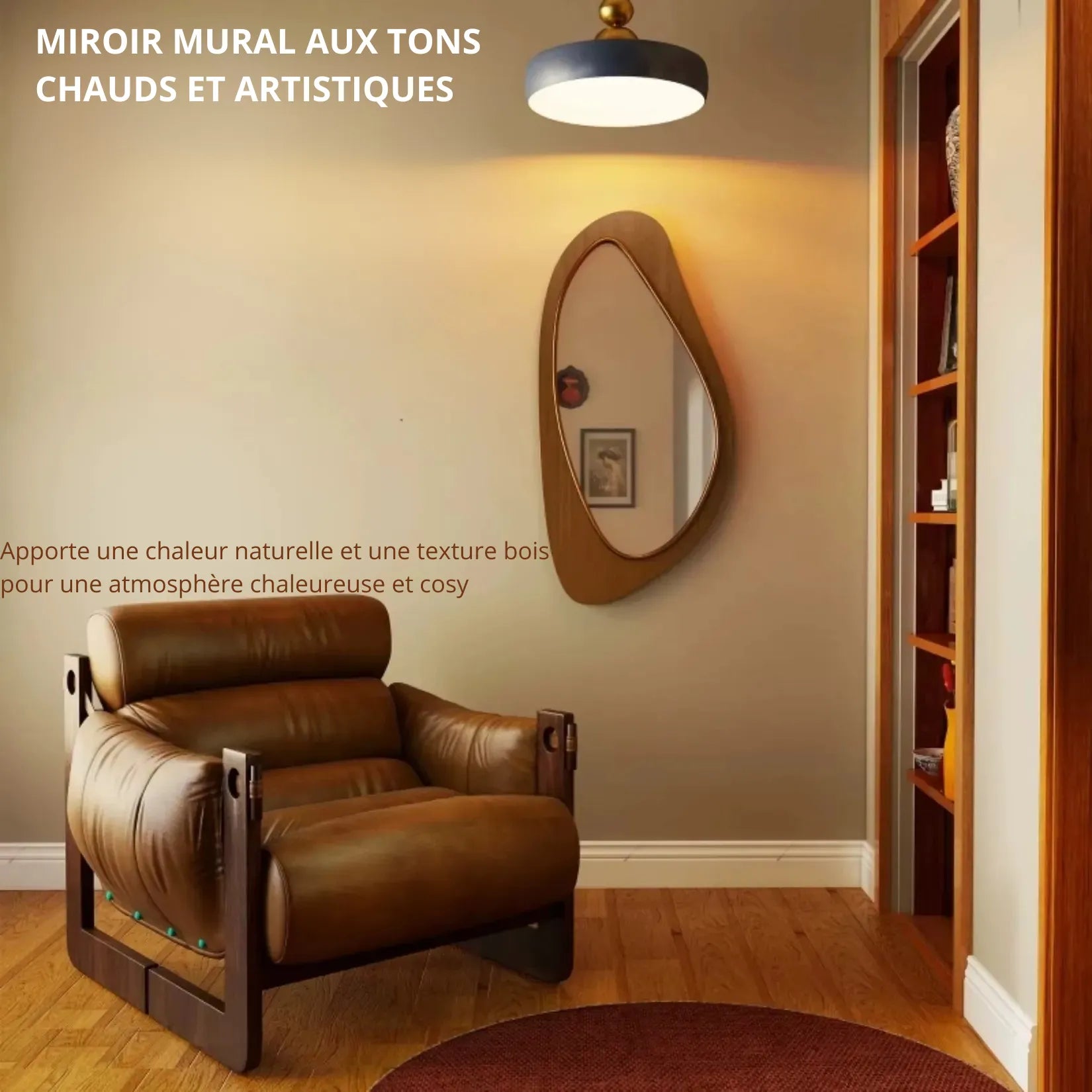Miroir bois organique asymétrique dans un salon chaleureux avec fauteuil cuir.