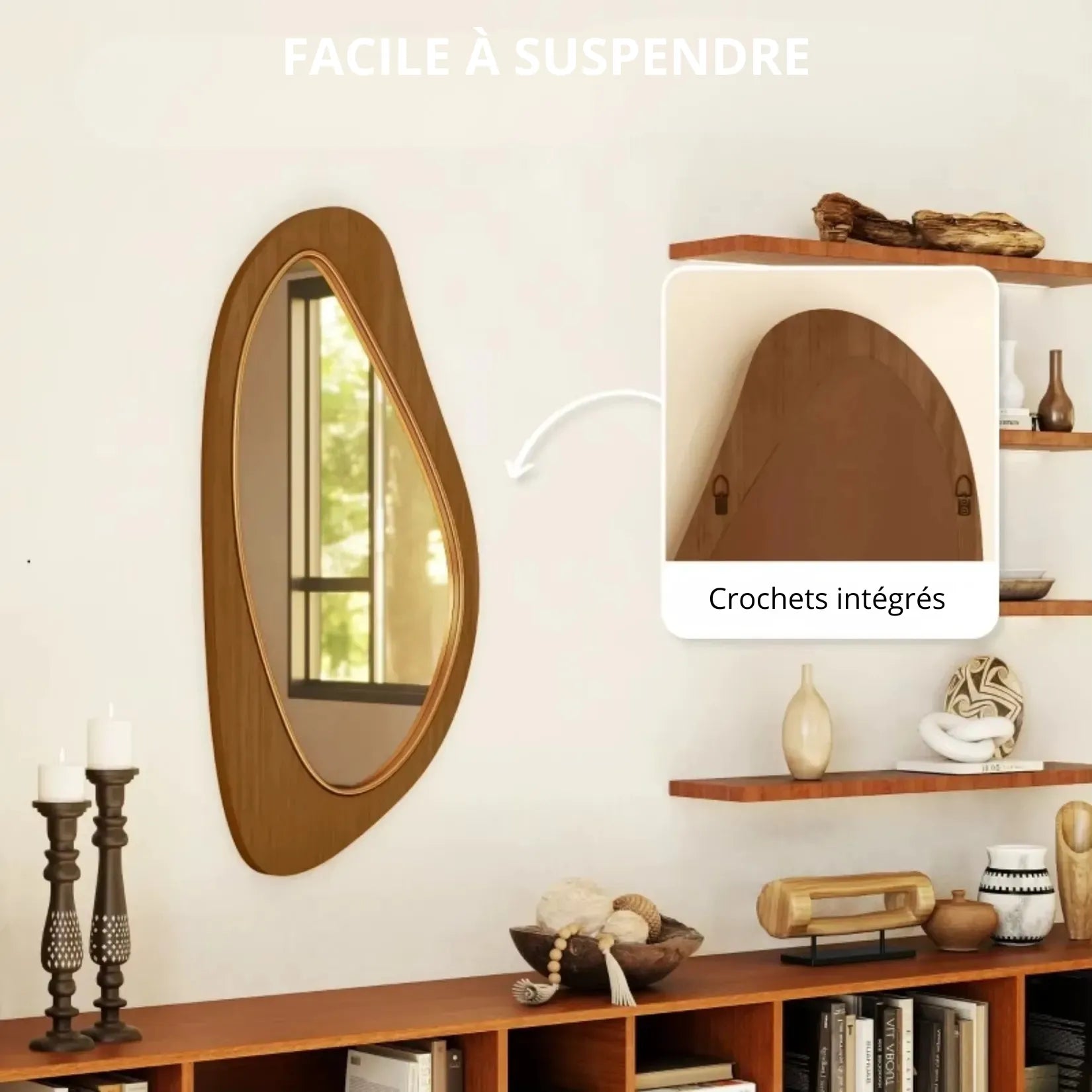 Miroir bois organique forme libre avec crochets intégrés au verso – vue salon.
