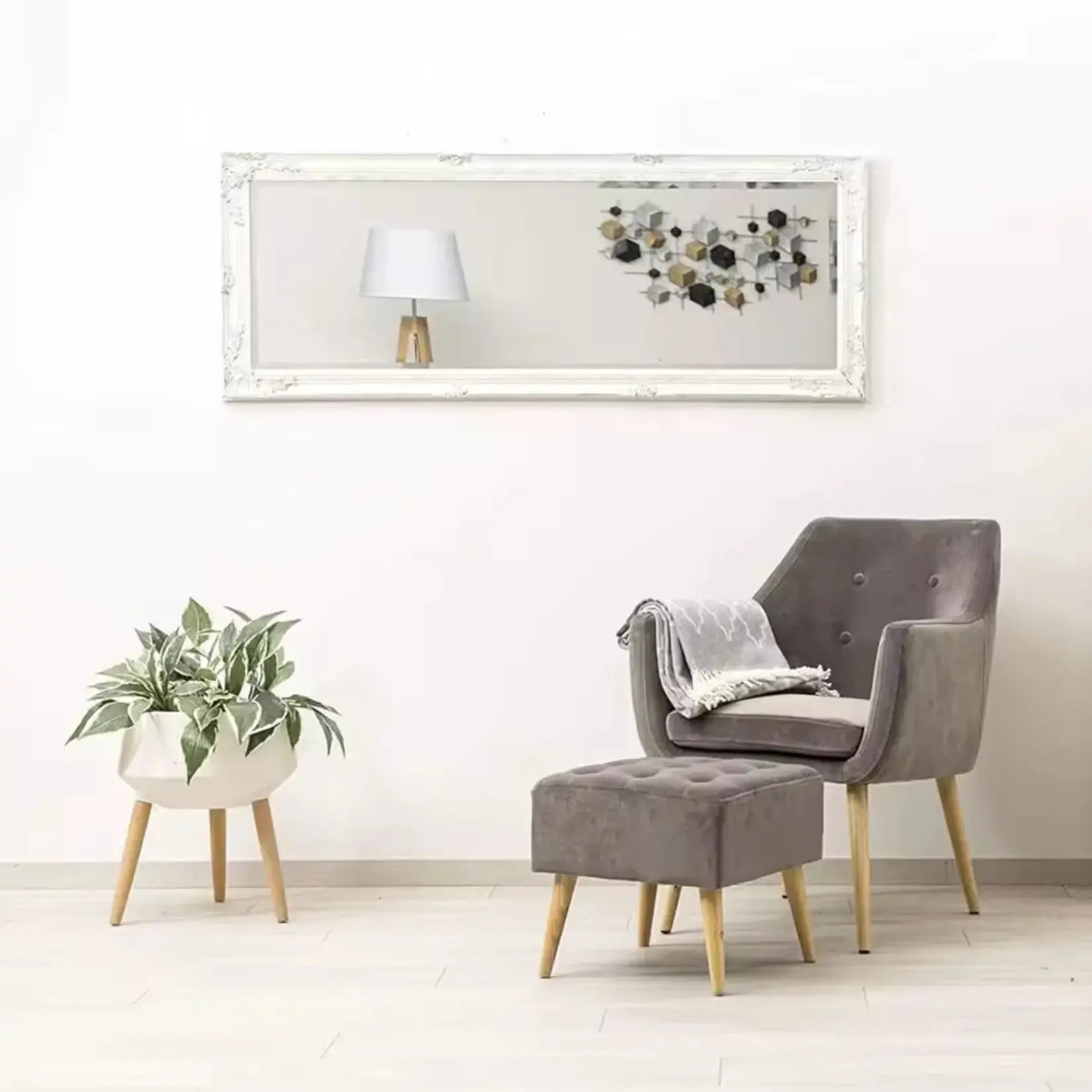 Miroir en bois rectangulaire blanc baroque accroché format horizontal au-dessus fauteuil.
