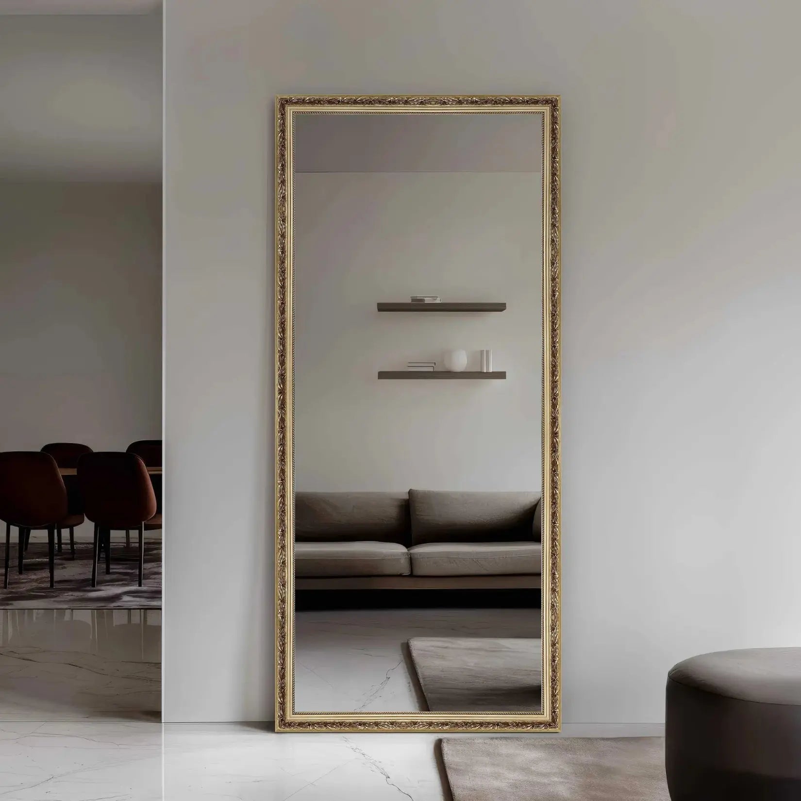 Miroir bois rectangulaire doré installé dans un salon contemporain.