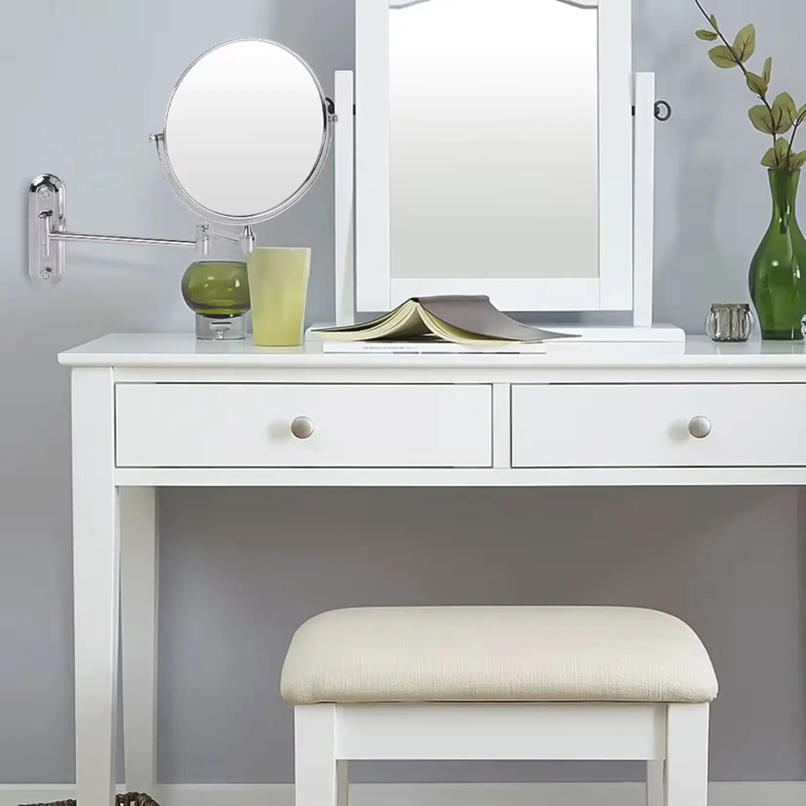 Miroir bras articulé fixé au mur sur une coiffeuse élégante.