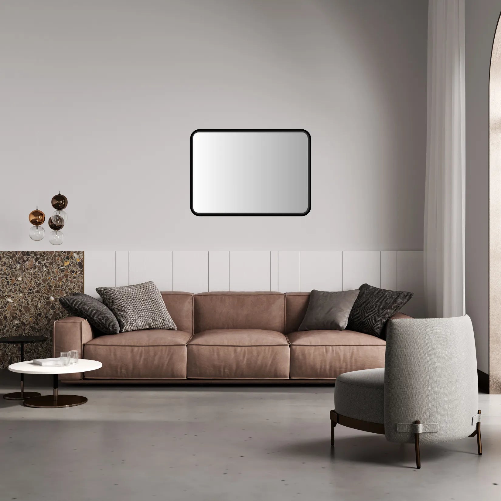 Miroir cadre noir rectangulaire suspendu au-dessus d’un canapé beige dans salon moderne.