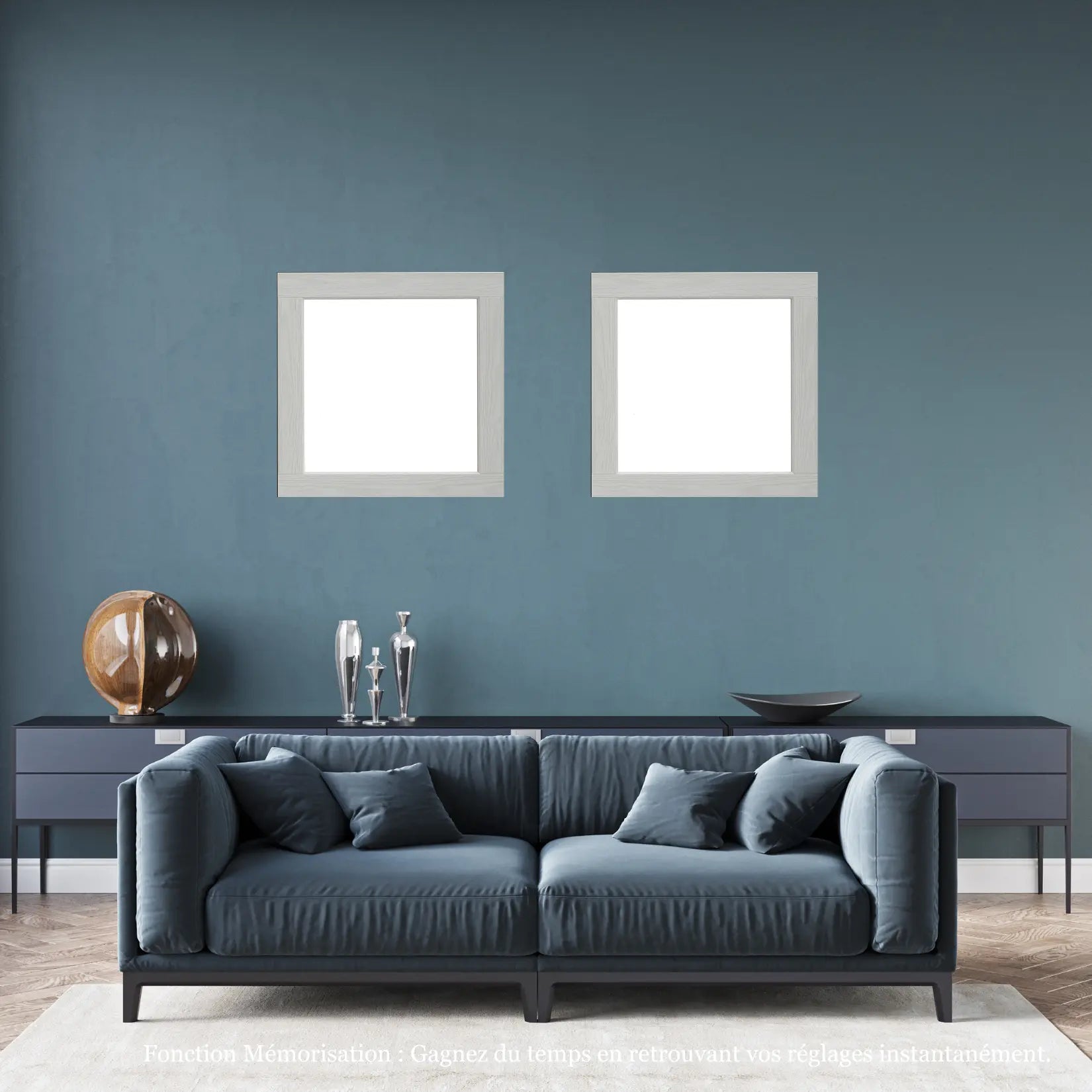 Miroirs carrés 60x60 cm installés dans un salon bleu foncé au design contemporain.