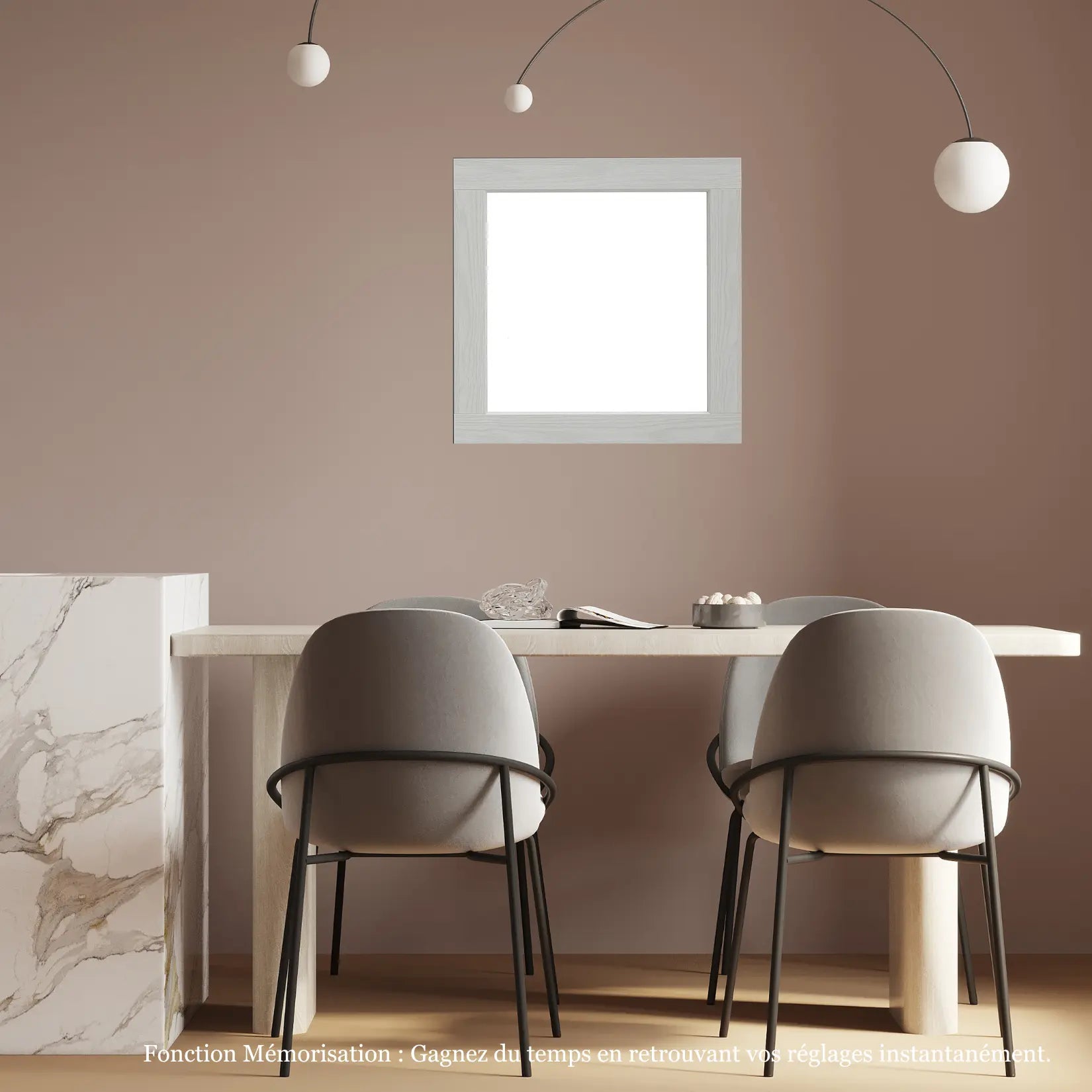 Miroir carré 60x60 cm dans une salle à manger contemporaine aux tons doux.