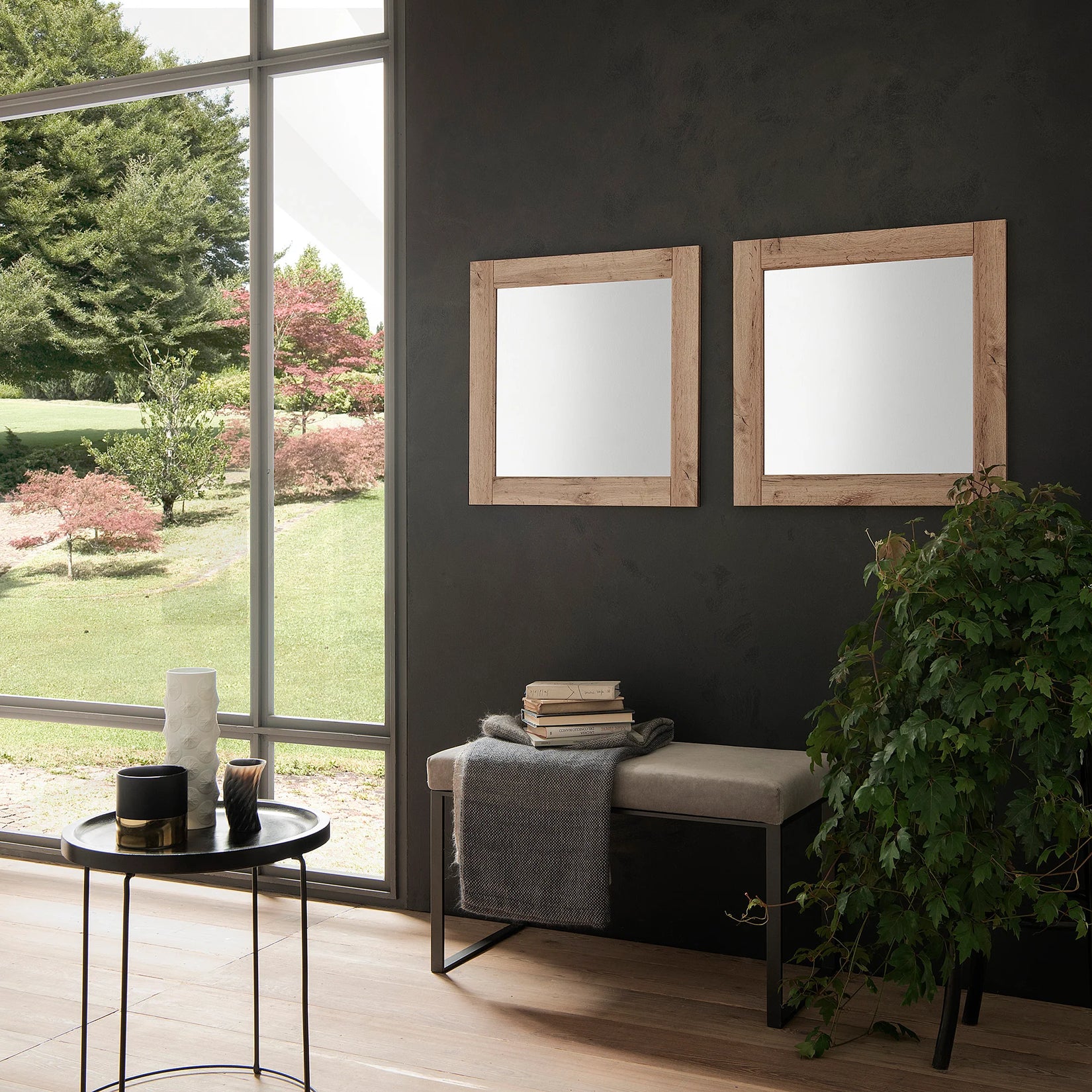 Miroir Carré Bois mural double sur mur noir dans intérieur moderne.