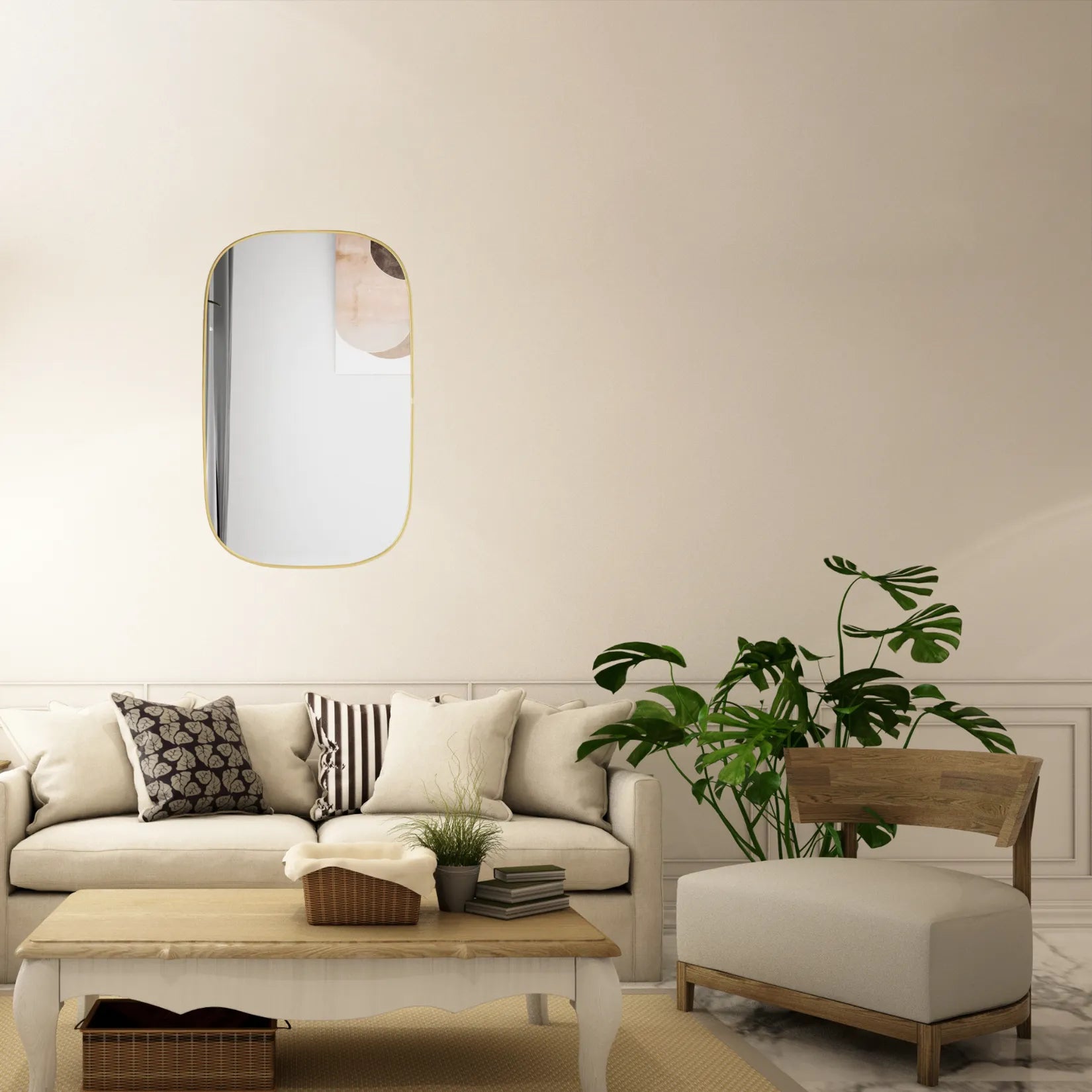 Miroir contour doré installé sur mur beige avec plante décorative et canapé clair.