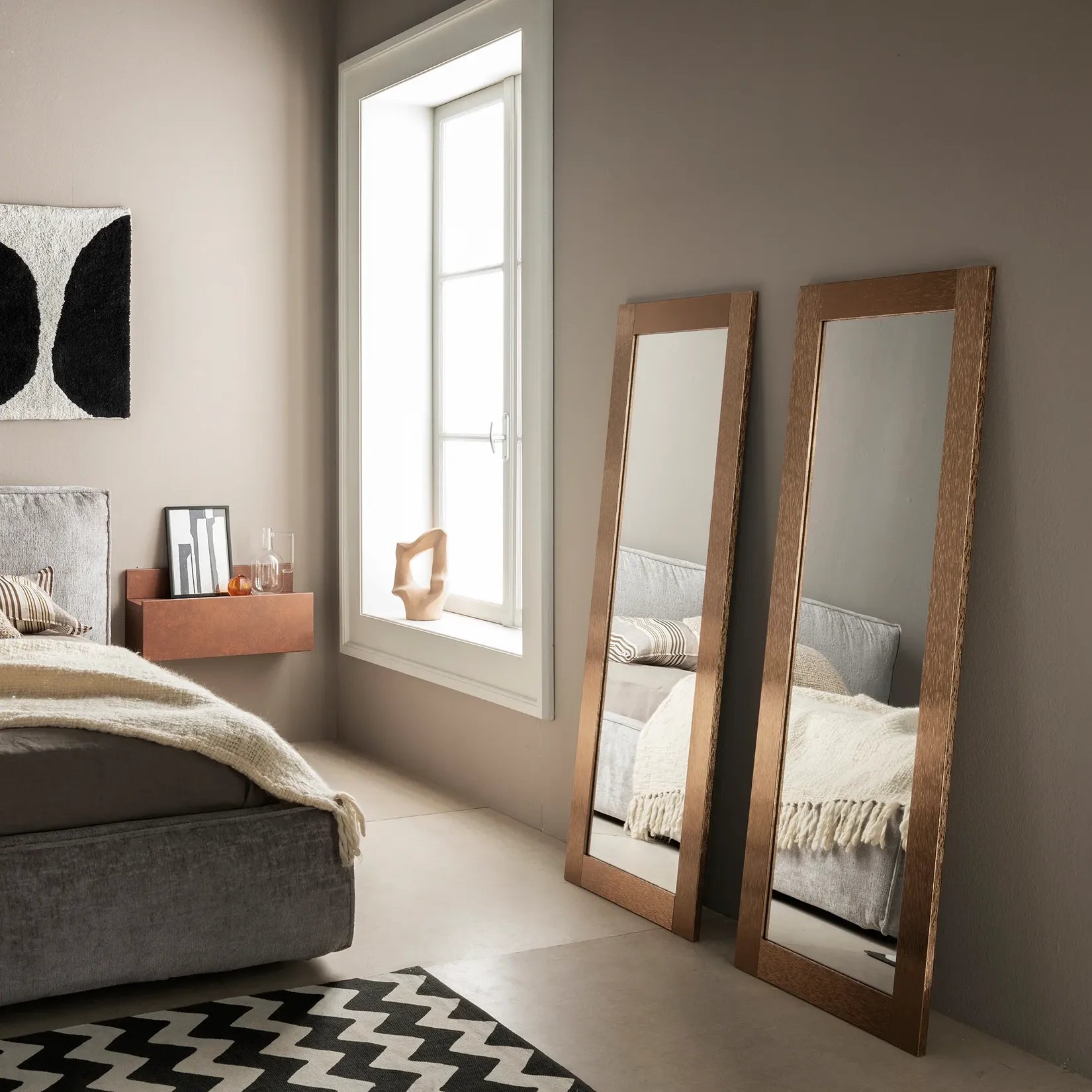 Miroir cuivre 146x56 cm posé au sol en chambre – vue ambiance.