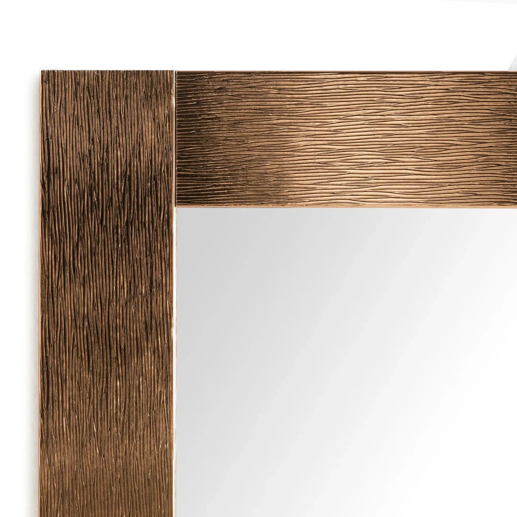 Détail cadre miroir cuivre texturé brossé – finition cuivrée rosée.
