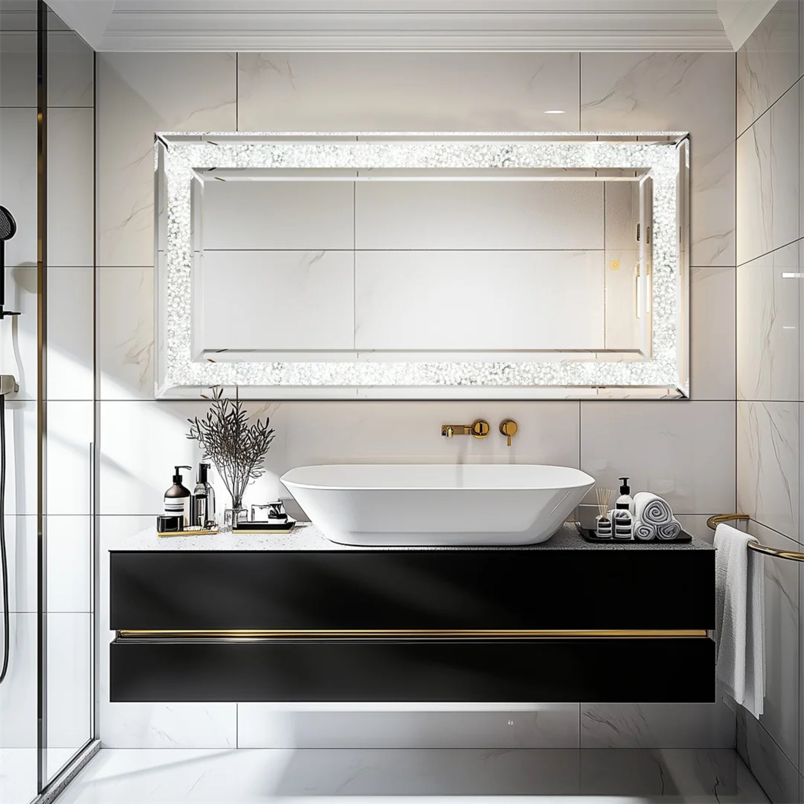 Miroir dans une chambre monté horizontalement au-dessus d’un lavabo luxueux.