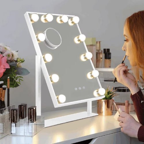 femme-utilisant-un-miroir-de-courtoisie-lumineux-avec-led-pour-se-maquiller