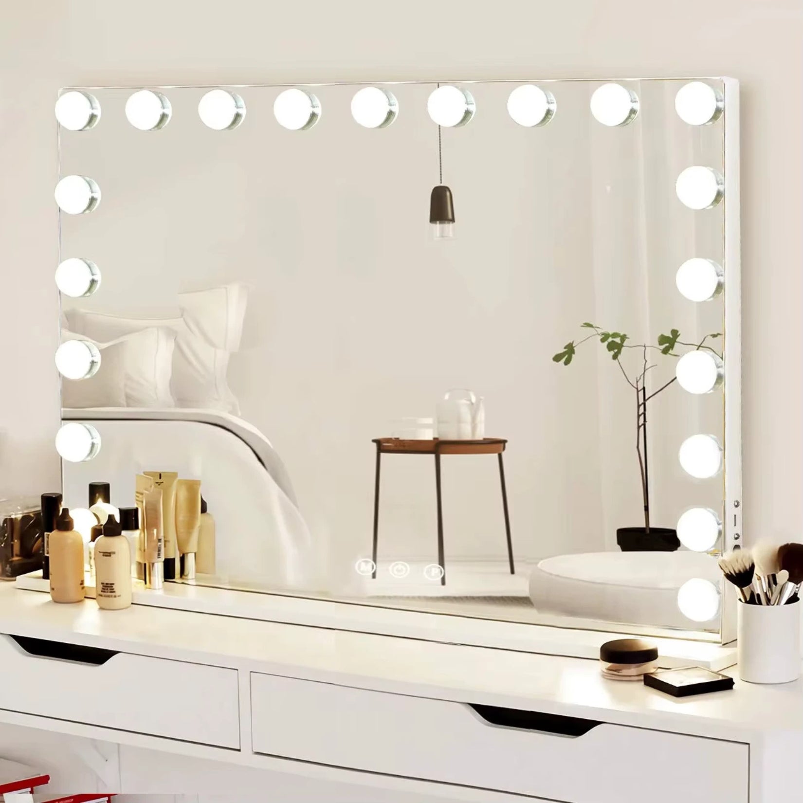 Grand miroir de maquillage LED style Hollywood avec ampoules lumineuses et design élégant.