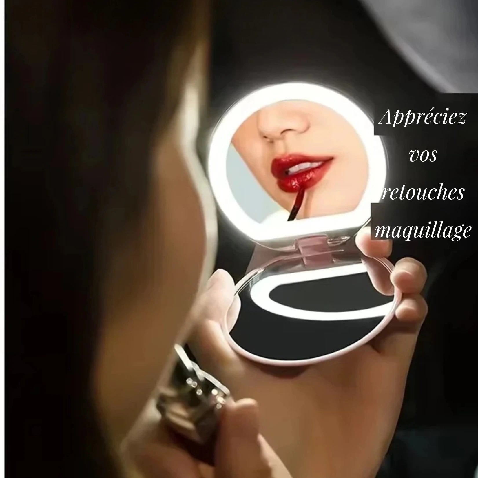 Application de maquillage précise grâce à un miroir de poche avec lumière.