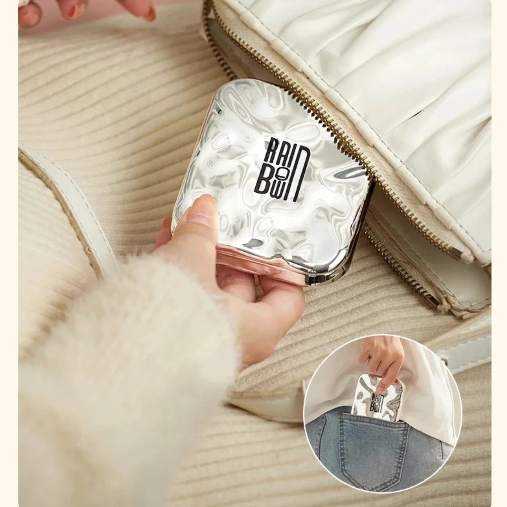 Miroir de poche avec lumière LED compact dans sac à main.