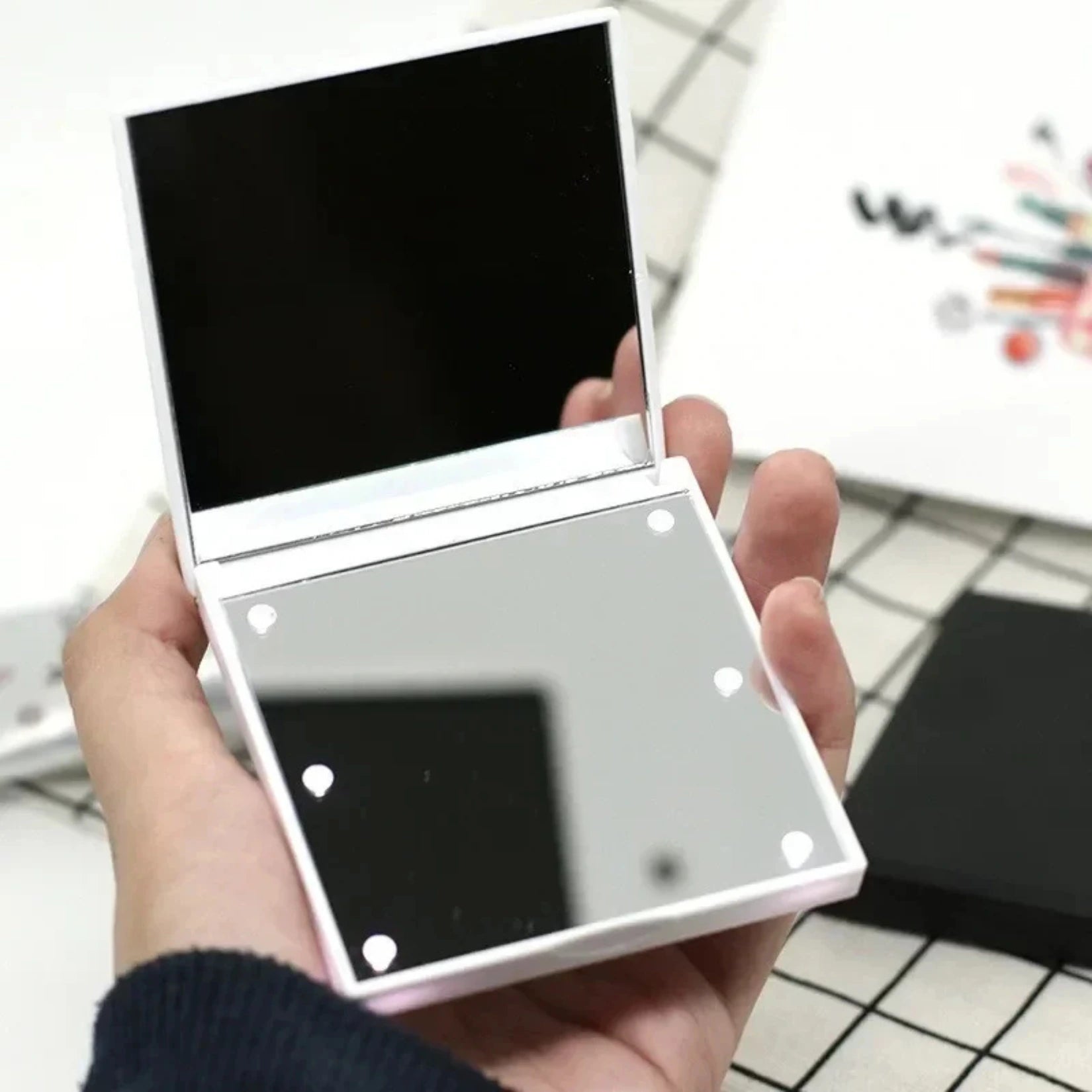 Miroir de Poche Carré blanc ouvert avec LED allumées.
