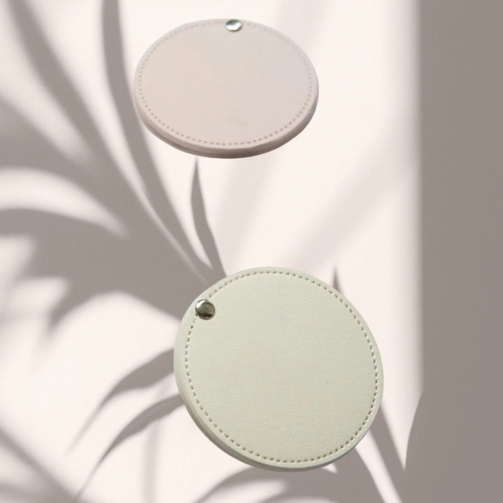 Miroir de poche en cuir couleur blanche